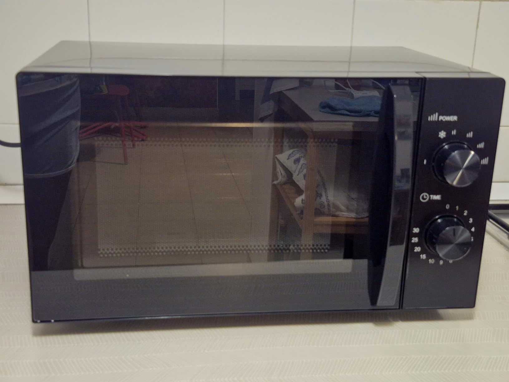 Amazon Basics Forno a Microonde 700W 20L Nero Scongelamento