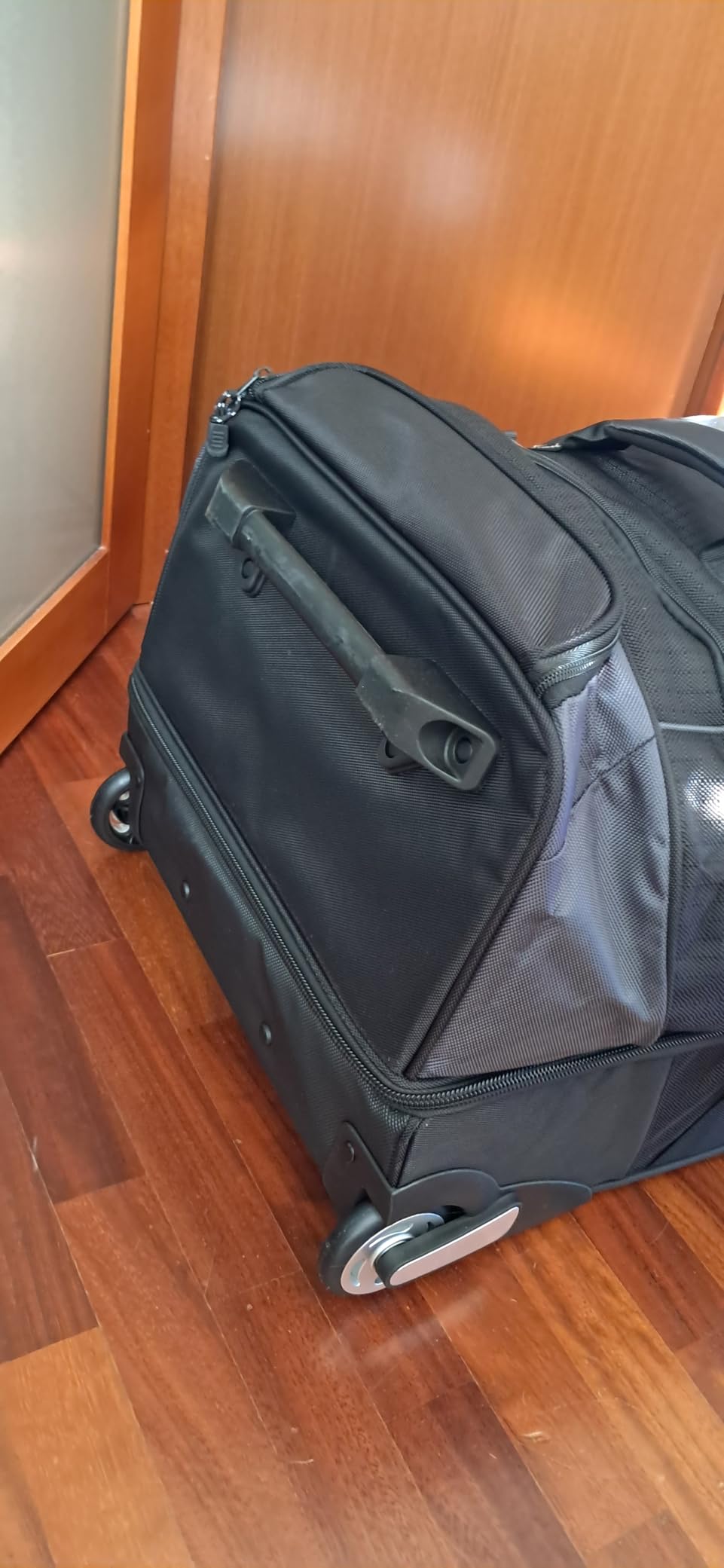 Amazon Basics Borsone con Ruote Medio 105L trolley nero