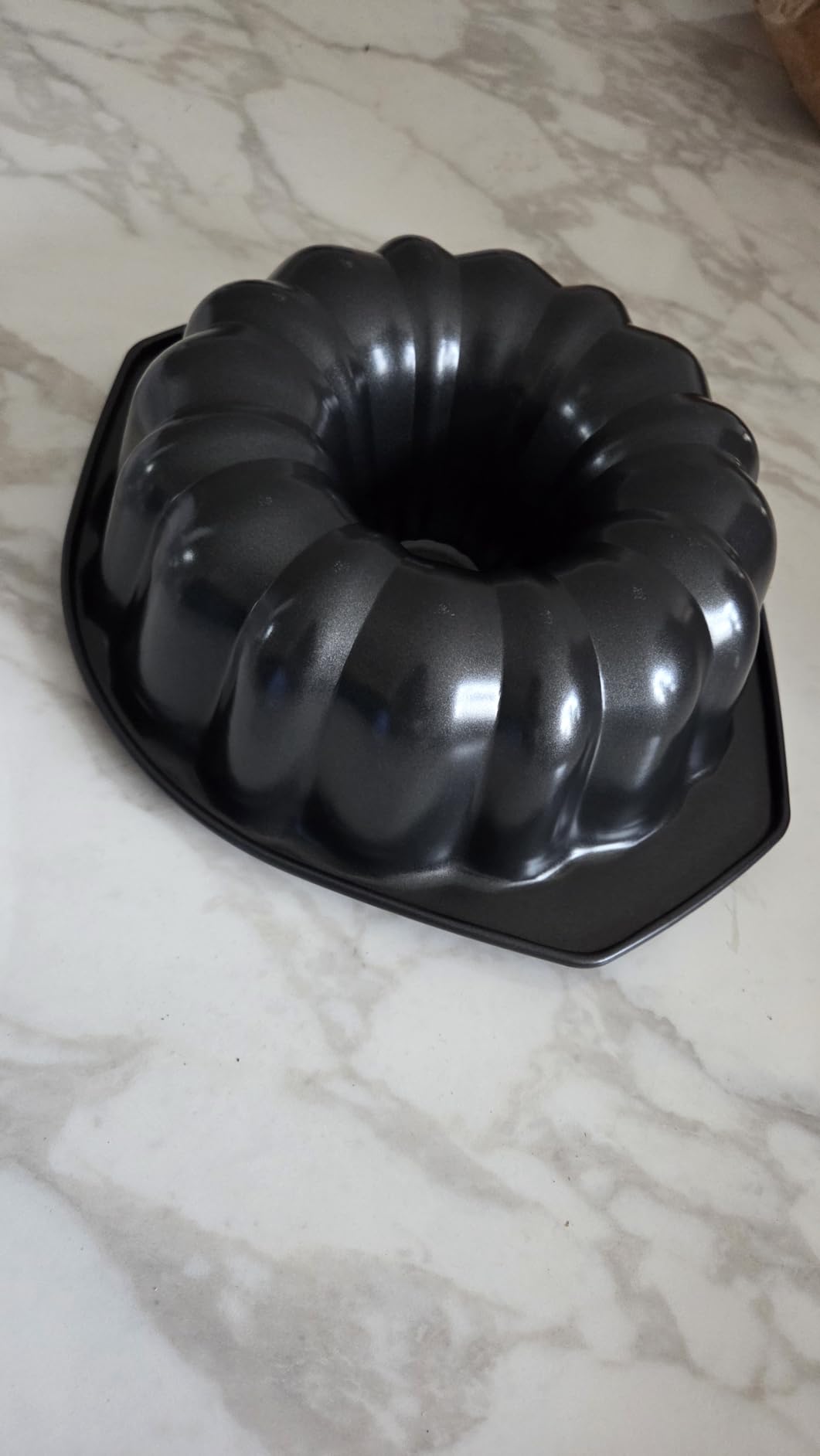 AmazonBasics Stampo Ciambella Antiaderente 25,4cm Nero