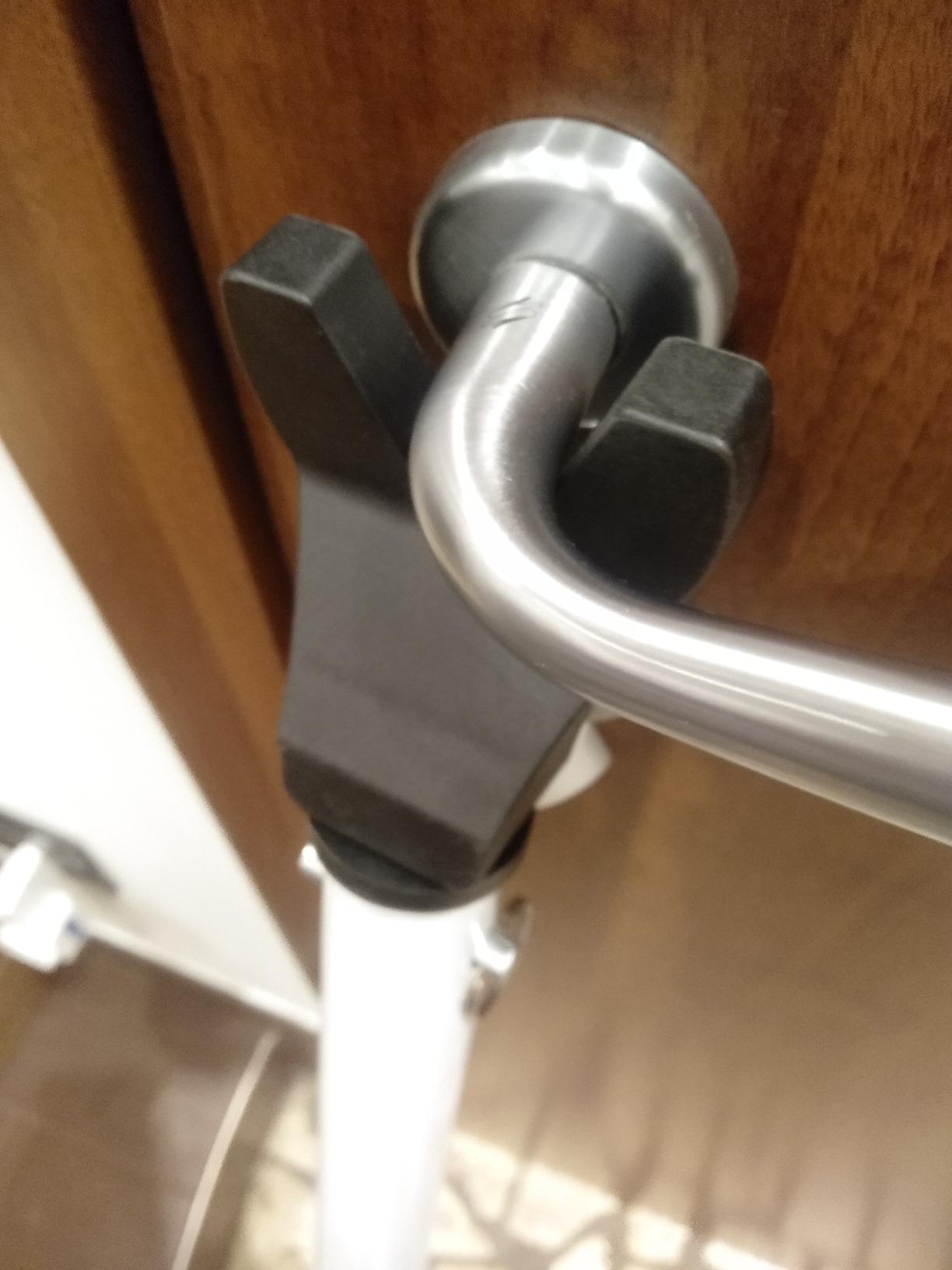 AmazonBasics Spranga Regolabile 73,6-114 cm Nera Acciaio 1 pz