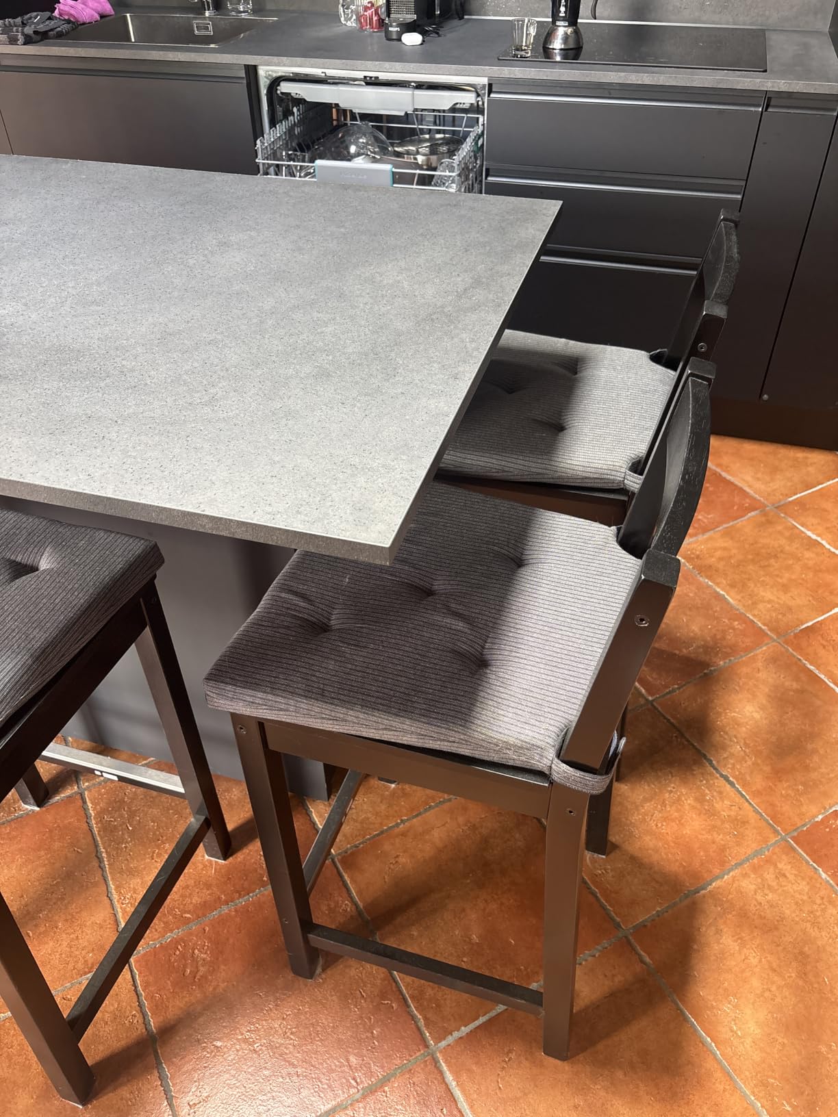 Amazon Basics Sgabello da Bancone Bianco Confezione da 2 con Schienale