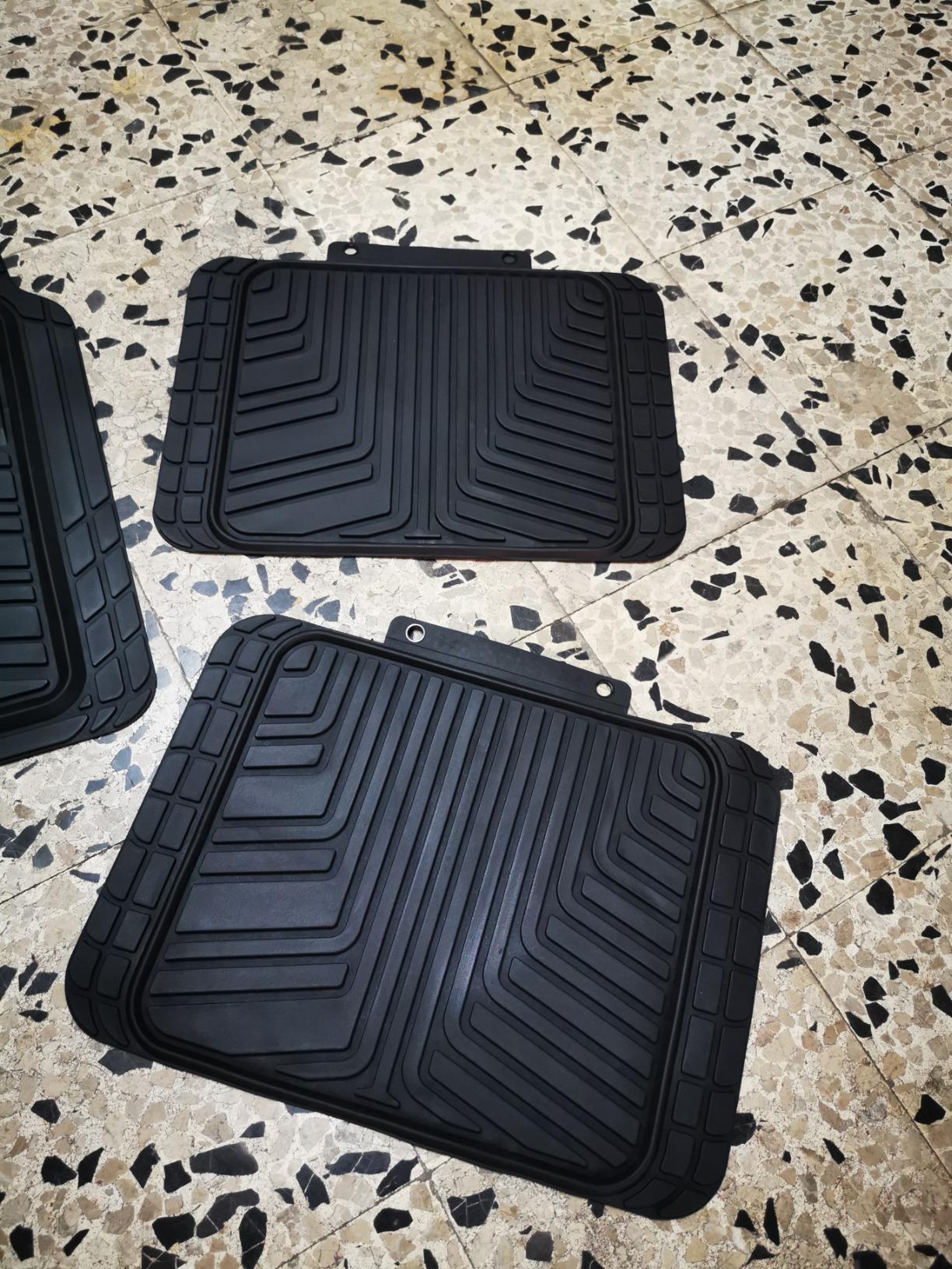 Amazon Basics Tappetini Auto in Gomma Neri 4 Pezzi universali