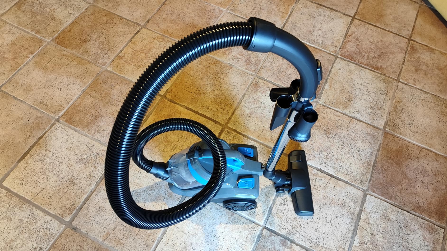 AmazonBasics Aspirapolvere Traino Senza Sacco 850W 1,7L
