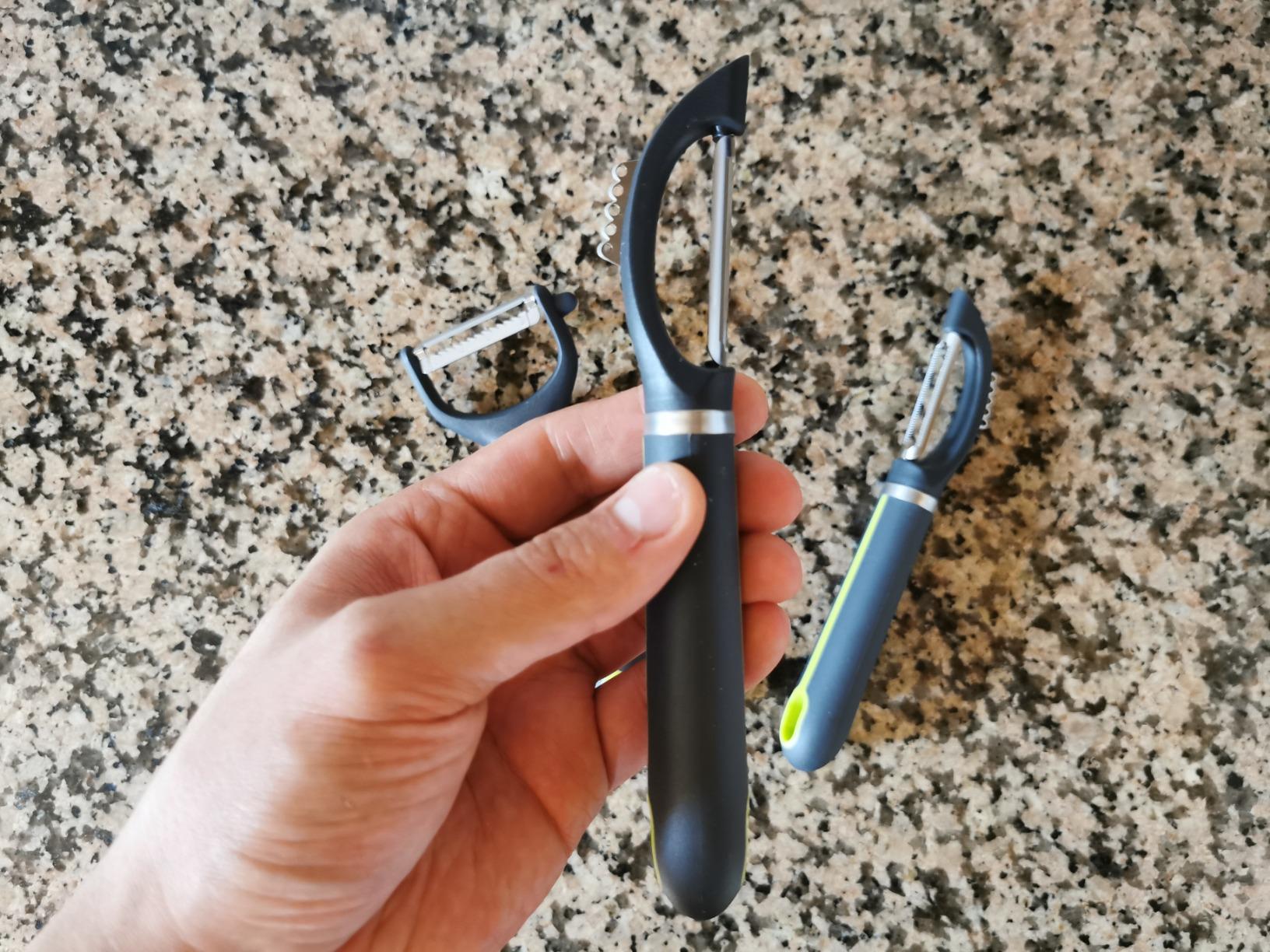 AmazonBasics Set 3 Pelaverdure Acciaio Inox Nero Verde Julienne