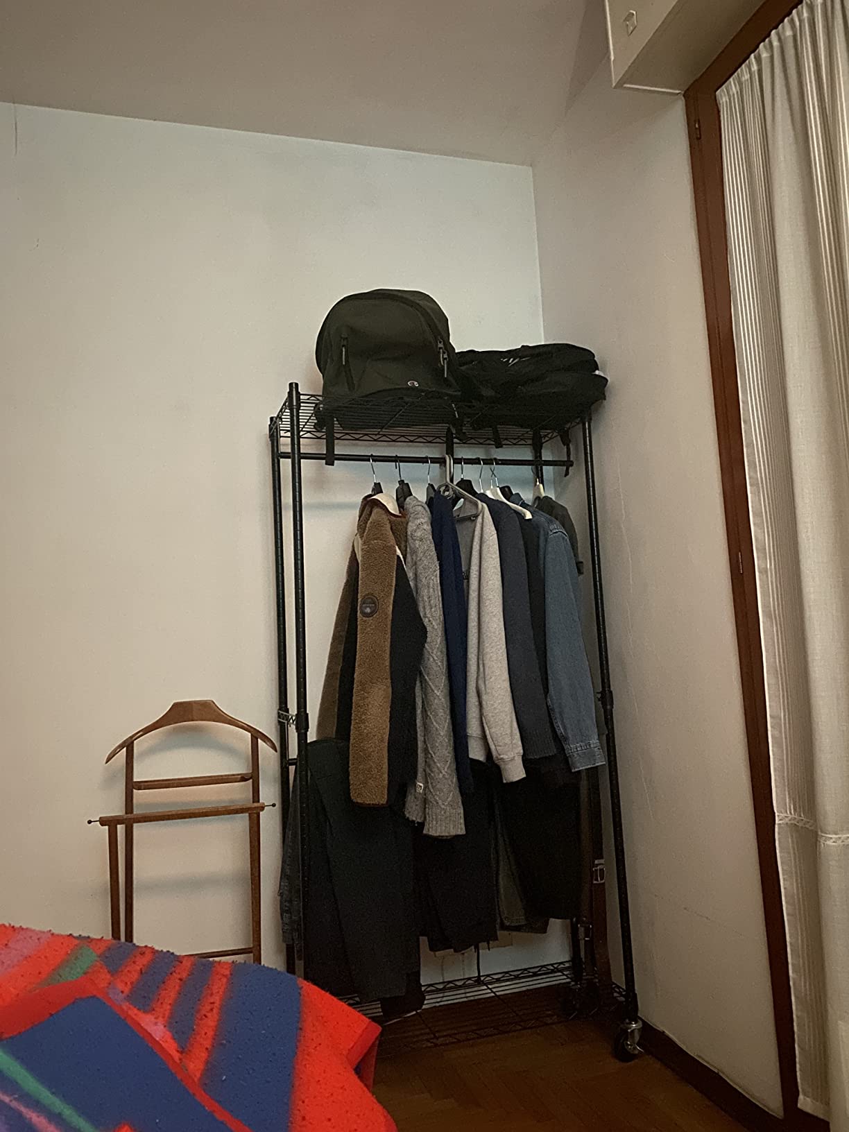 AmazonBasics Stand Appendiabiti Doppia Barra Nero con Rotelle