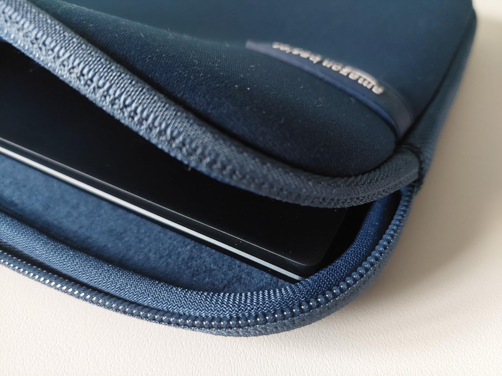 Amazon Basics Custodia Laptop 13,3 Pollici Blu Navy Sottile