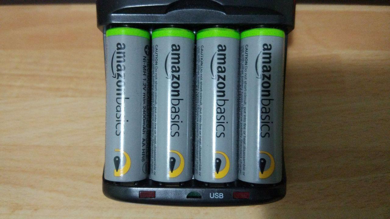 AmazonBasics Caricabatterie USB Ni-MH AA AAA nero