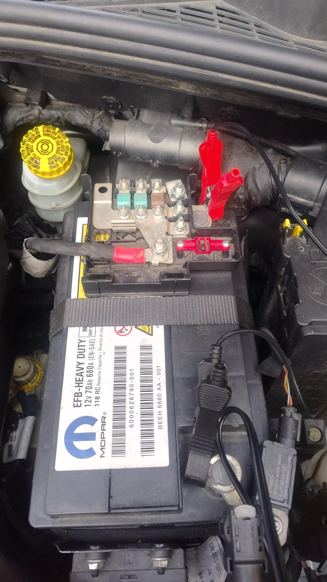 Amazon Basics Caricabatterie Auto 6V 12V 2A 4A Nero con Tester