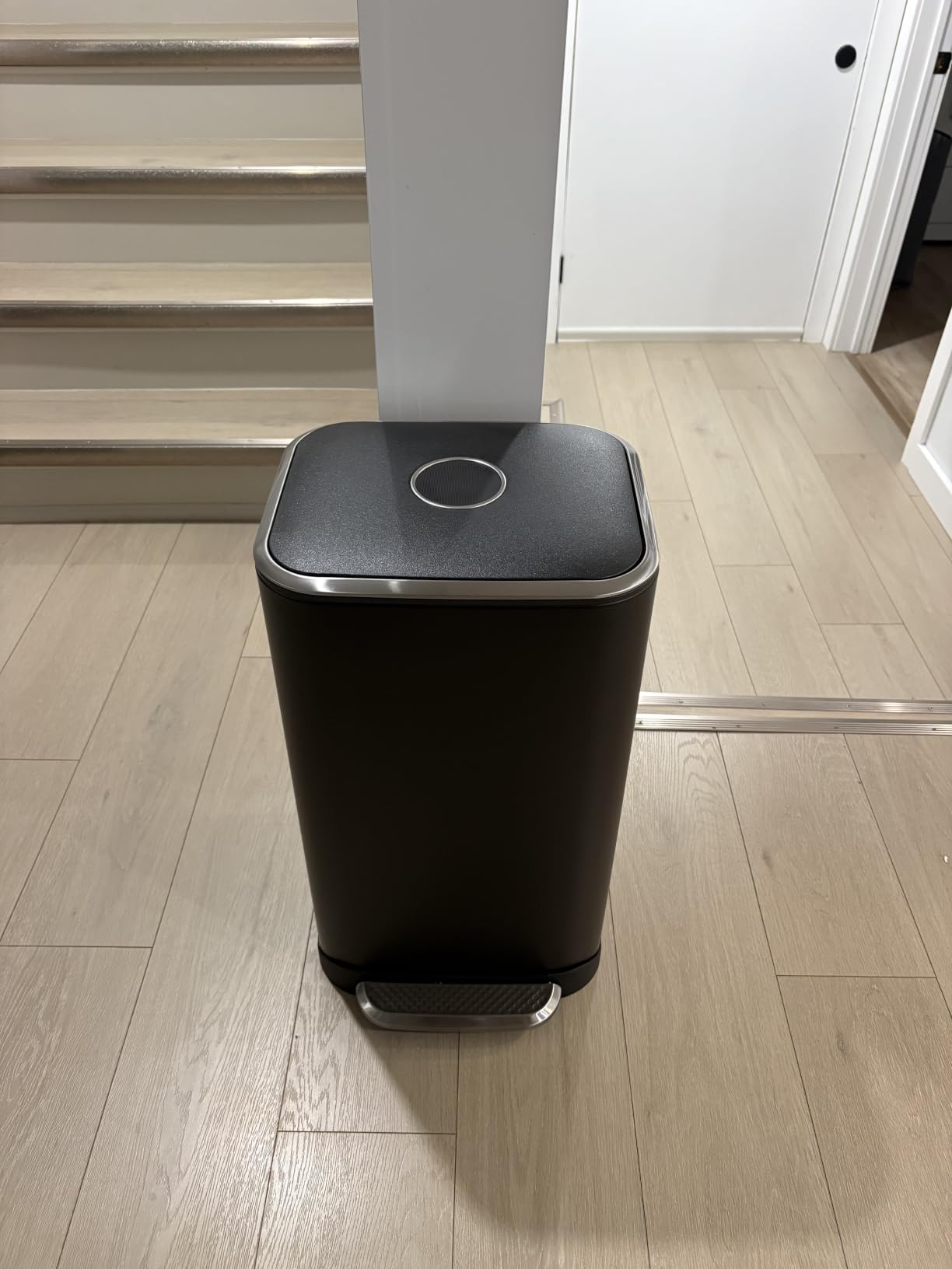 Amazon Basics Pattumiera a Pedale 32 L Nera Chiusura Morbida
