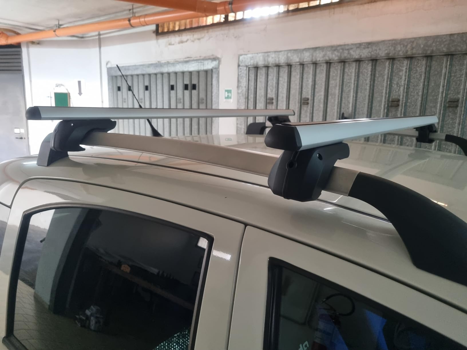 Amazon Basics Barre Portatutto Auto 132 cm Nero Alluminio