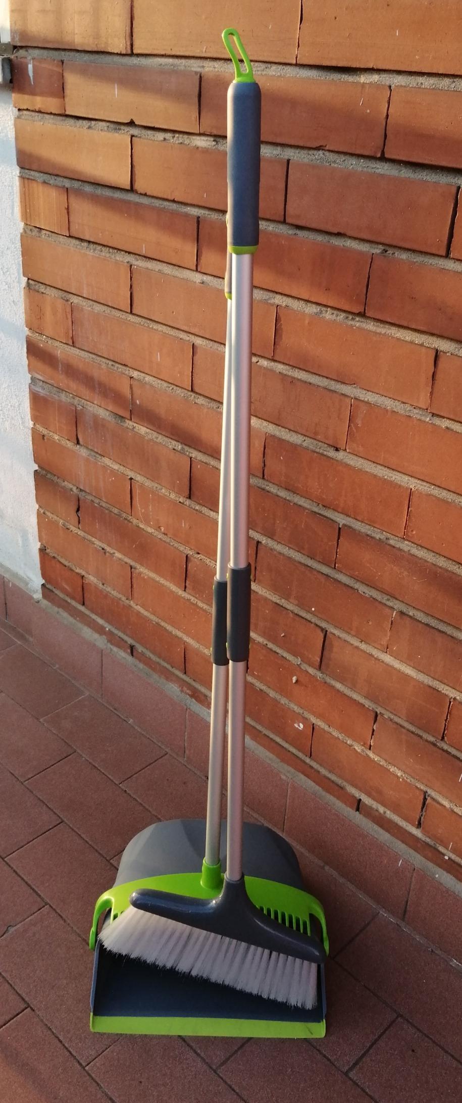 AmazonBasics Set Scopa con Paletta Argento per Interni