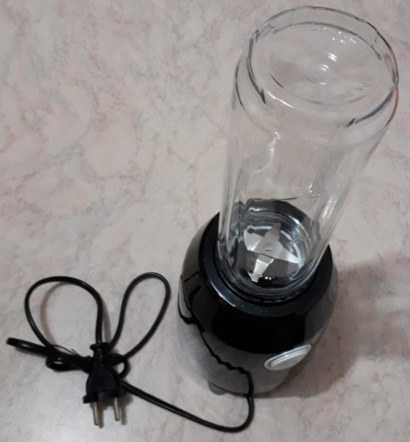 AmazonBasics Blend & Go Frullatore Smoothie Nero 600 ml