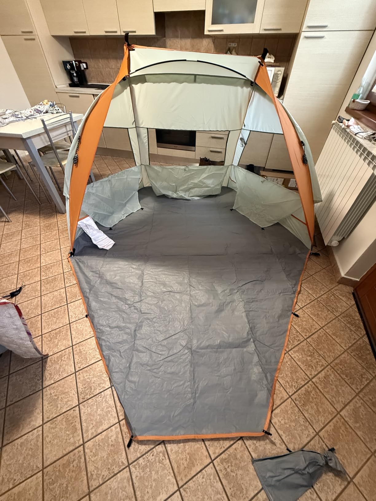 Amazon Basics tenda parasole campeggio grigio arancio 2-3 posti