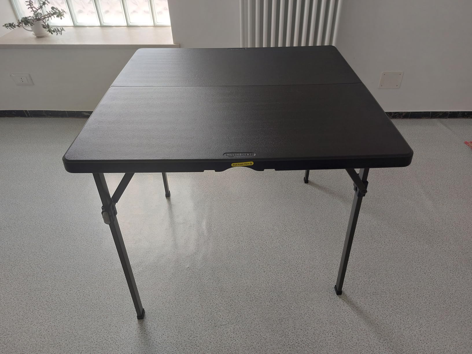 Amazon Basics Tavolo Pieghevole Nero 86x86 con Maniglia
