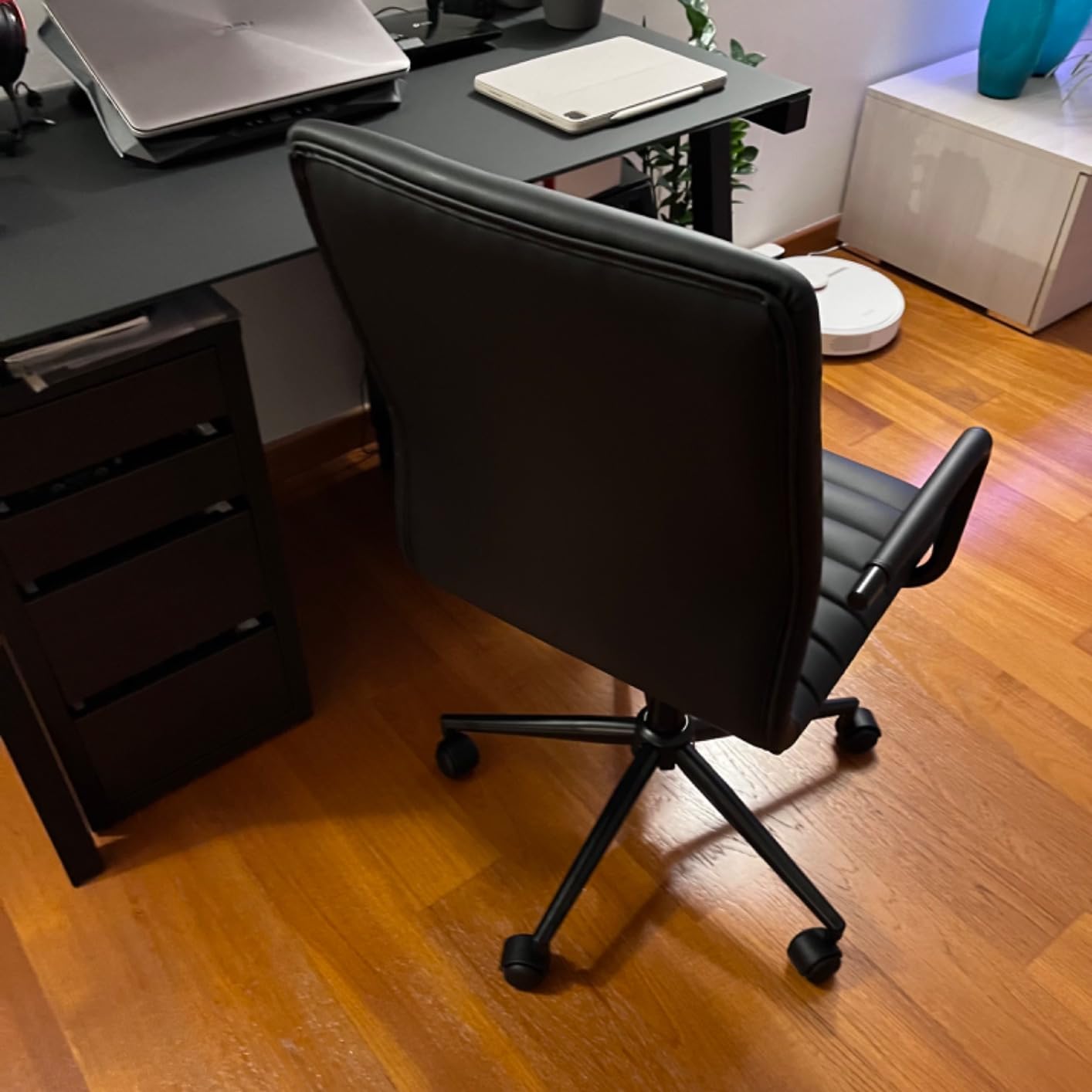AmazonBasics Sedia Ufficio Ecopelle Bianca con Rotelle