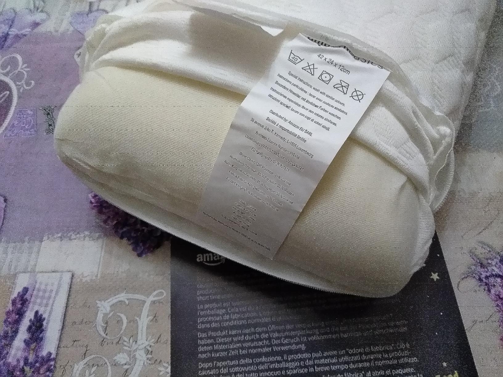 Amazon Basics Cuscino Viaggio Memory Foam 42x24 cm