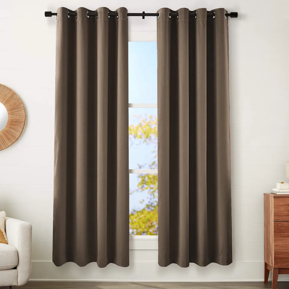Amazon Basics coppia tende oscuranti occhielli marrone 52x95 pollici