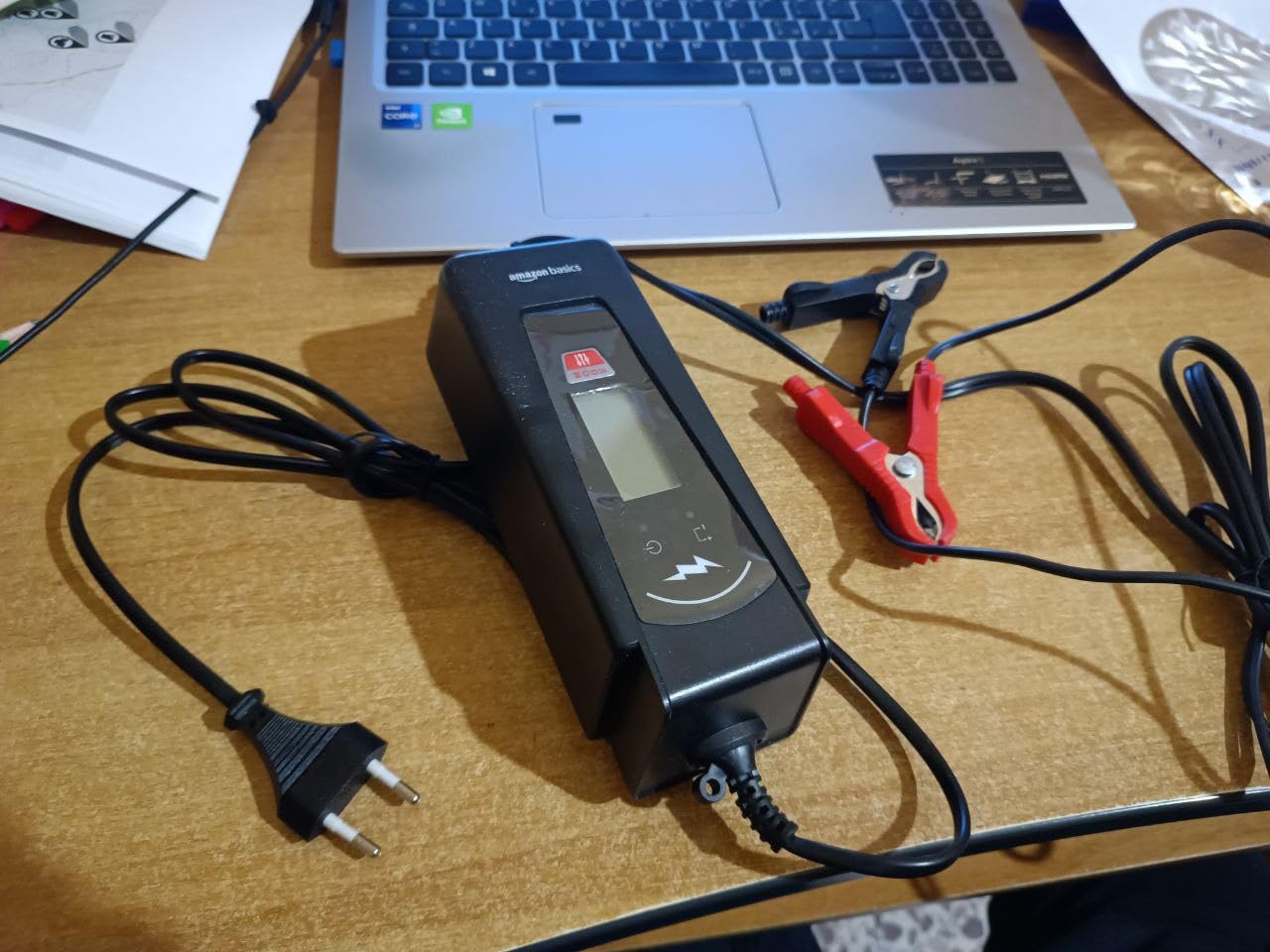 Amazon Basics Caricabatterie Auto 6V 12V 2A 4A Nero con Tester