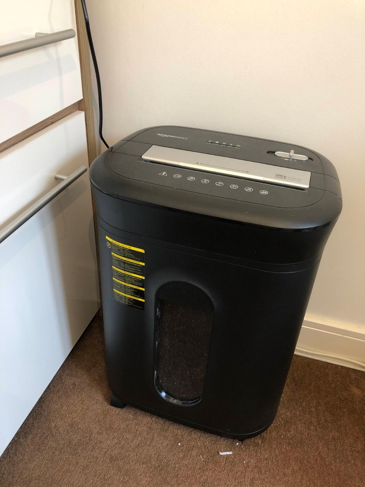 Amazon Basics Distruggidocumenti 15 Fogli P-4 Nero 22,7L con Ruote