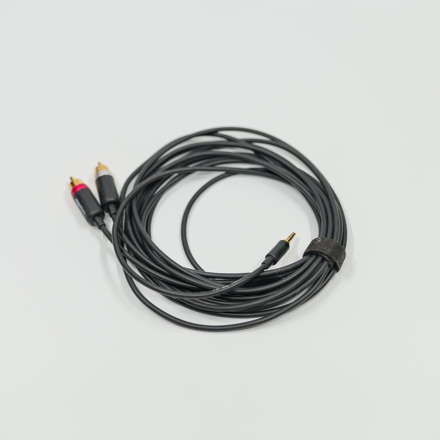 Amazon Basics Cavo Audio Aux 3,5-RCA 2,4 m Nero Placcato Oro