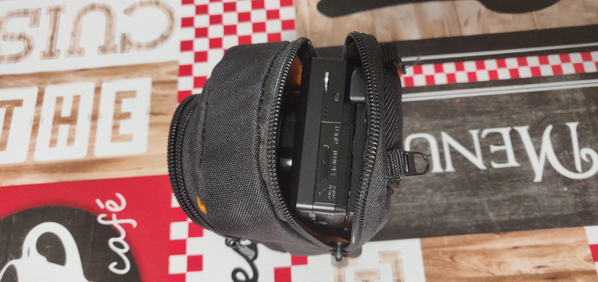 AmazonBasics Custodia Fotocamera Compatta Extra-Piccolo Nero