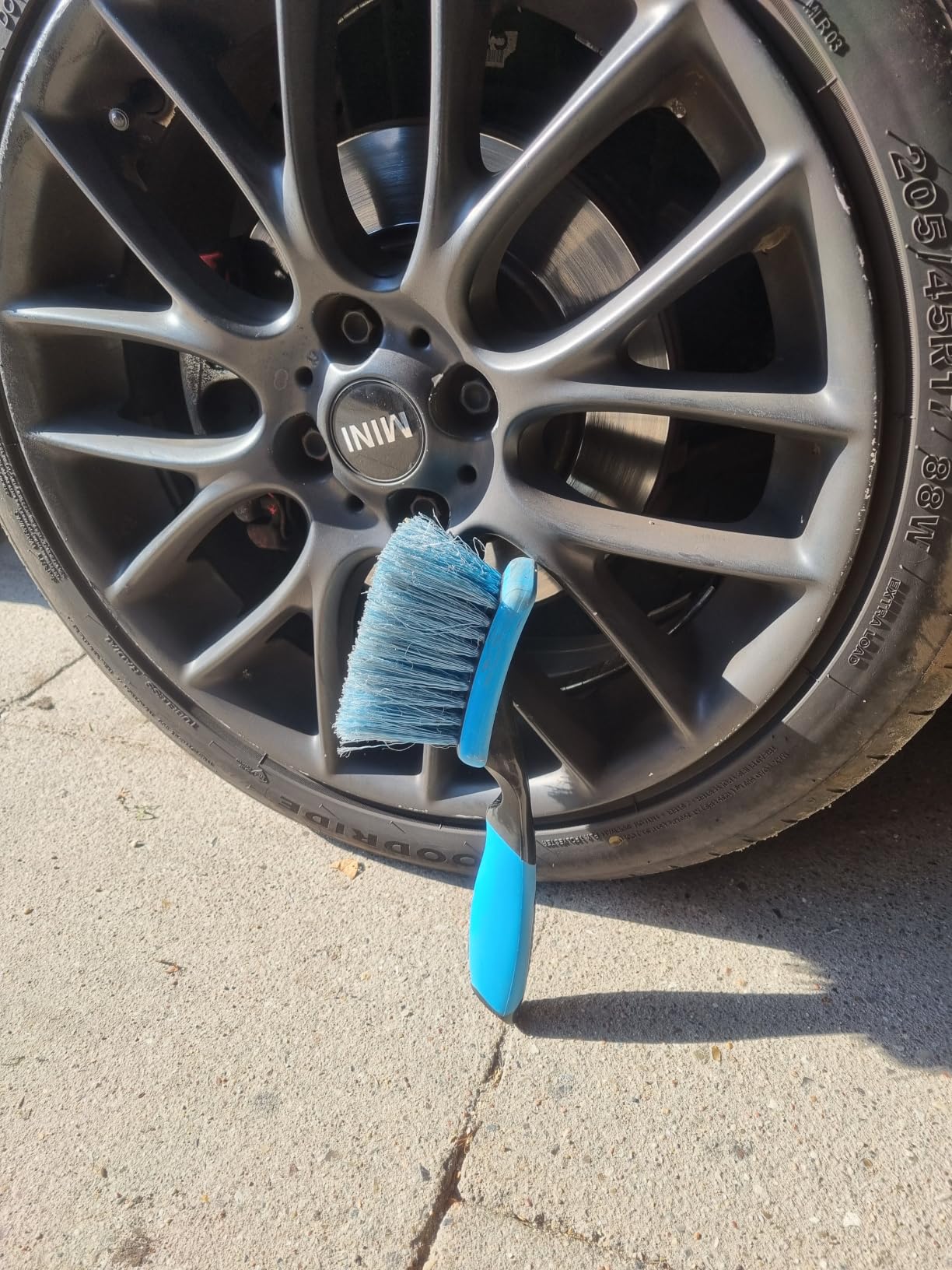 Amazon Basics Spazzola per Cerchioni Auto Blu Antigraffio