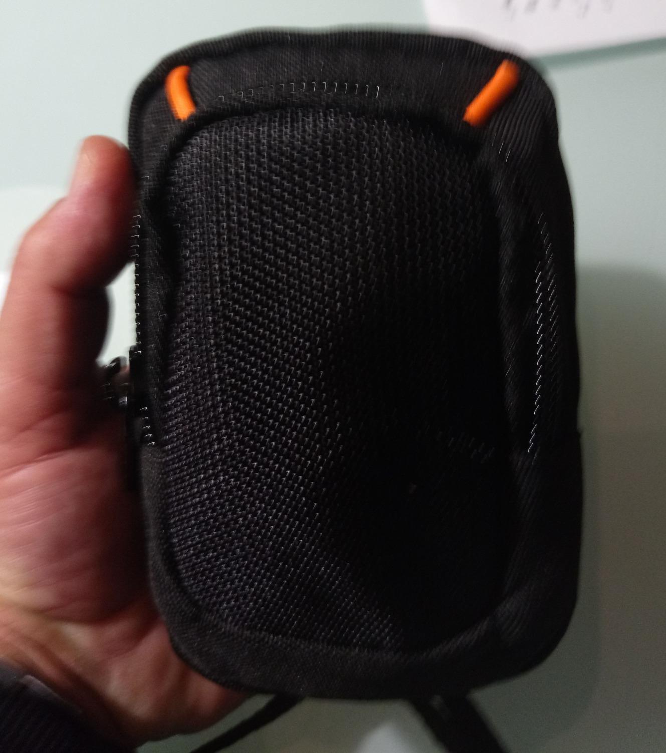 AmazonBasics Custodia Fotocamera Compatta Extra-Piccolo Nero