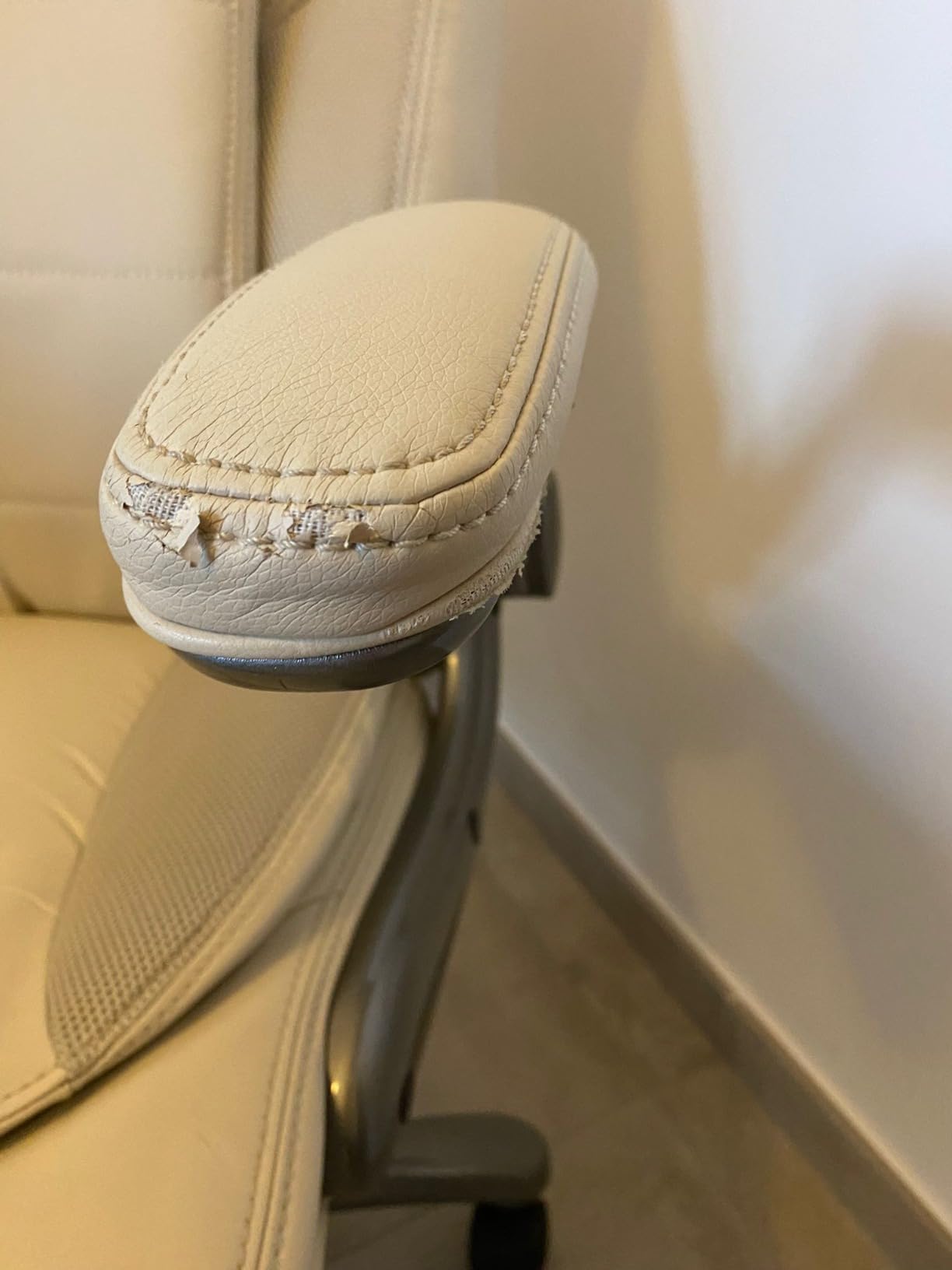 Amazon Basics Extra Comfort Sedia Ufficio Pelle Crema Schienale Alto
