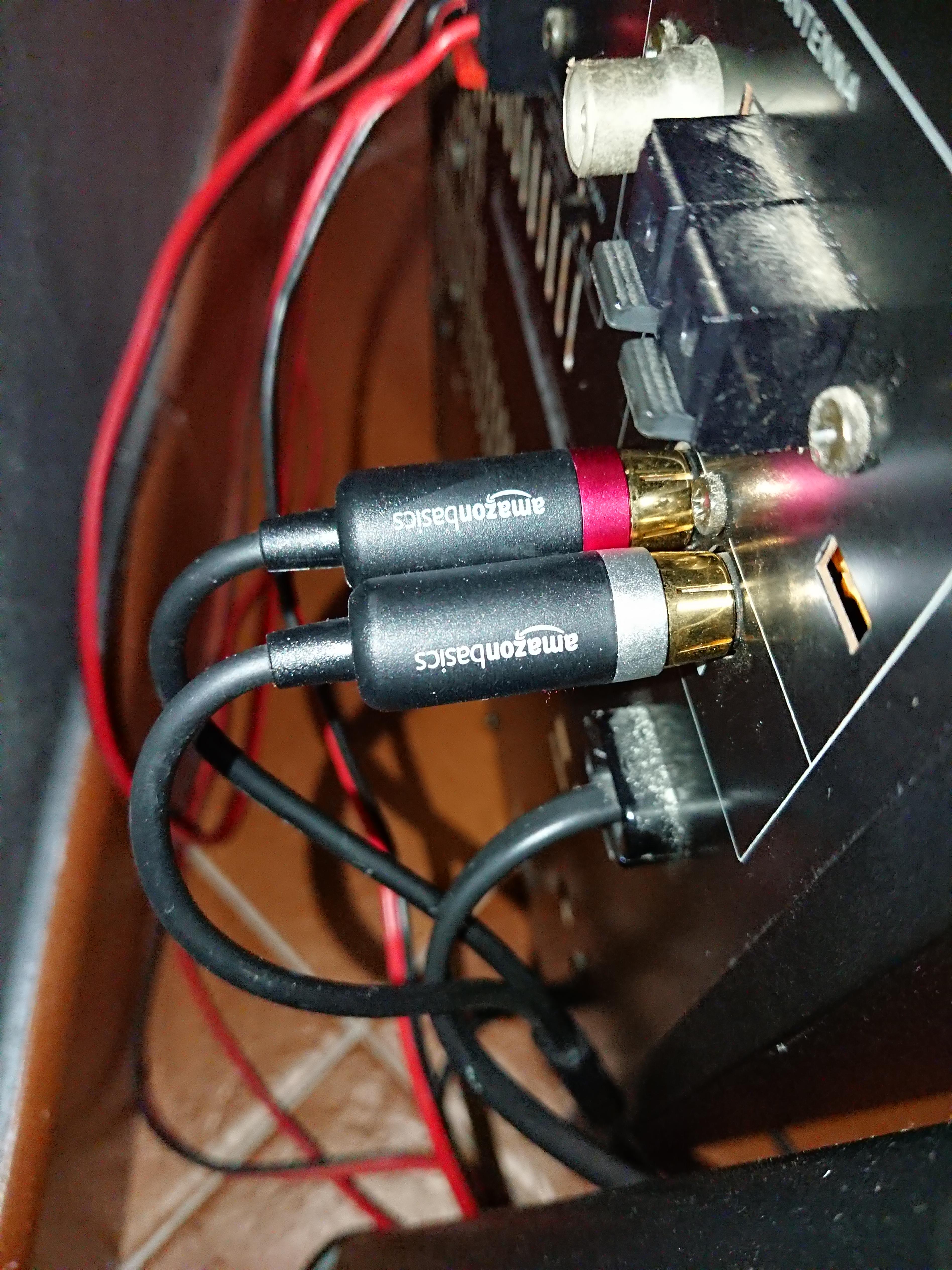 Amazon Basics Cavo Audio Aux 3,5-RCA 2,4 m Nero Placcato Oro