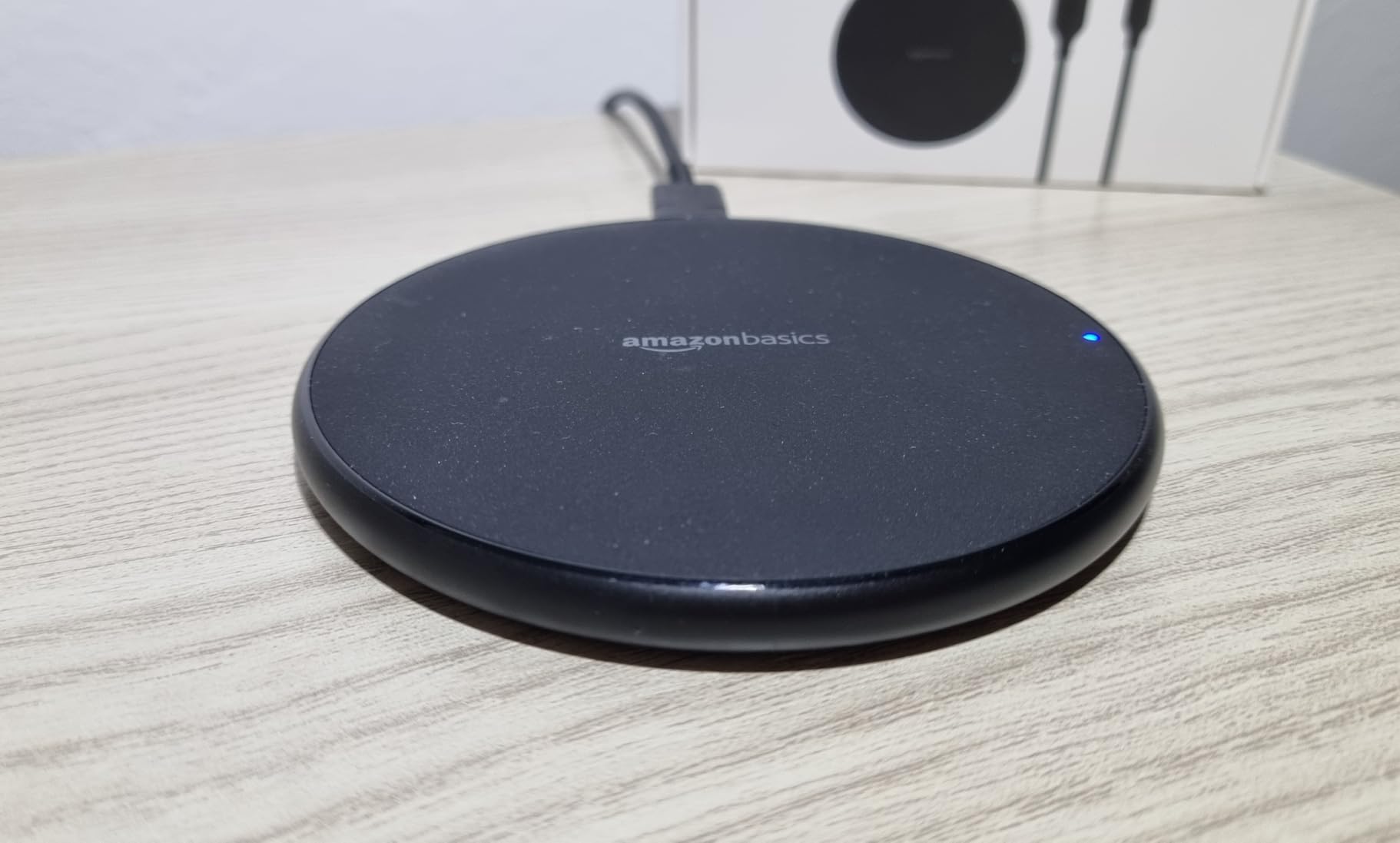 Amazon Basics Caricatore Wireless 15W Nero con Cavo USB