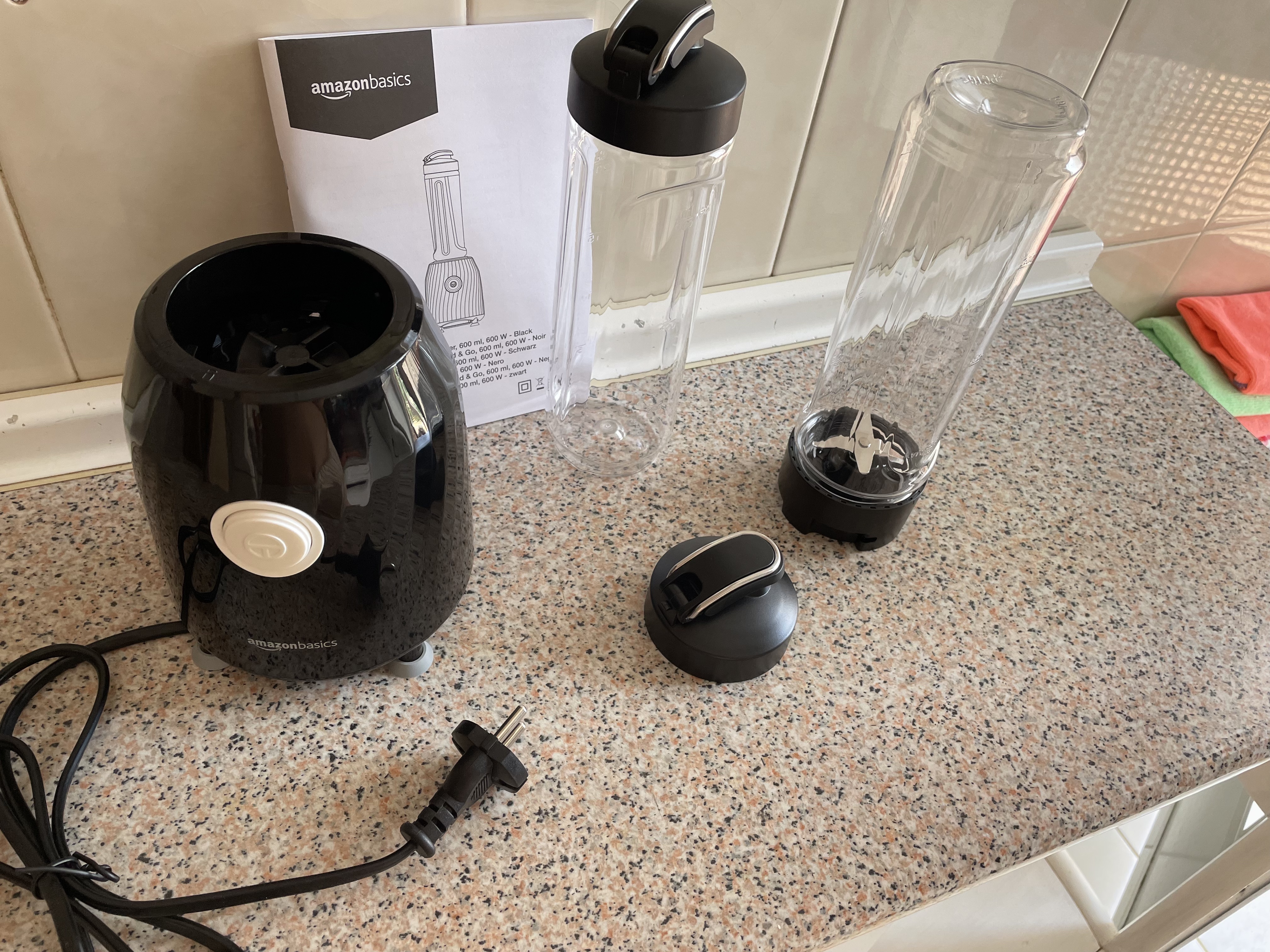 AmazonBasics Blend & Go Frullatore Smoothie Nero 600 ml