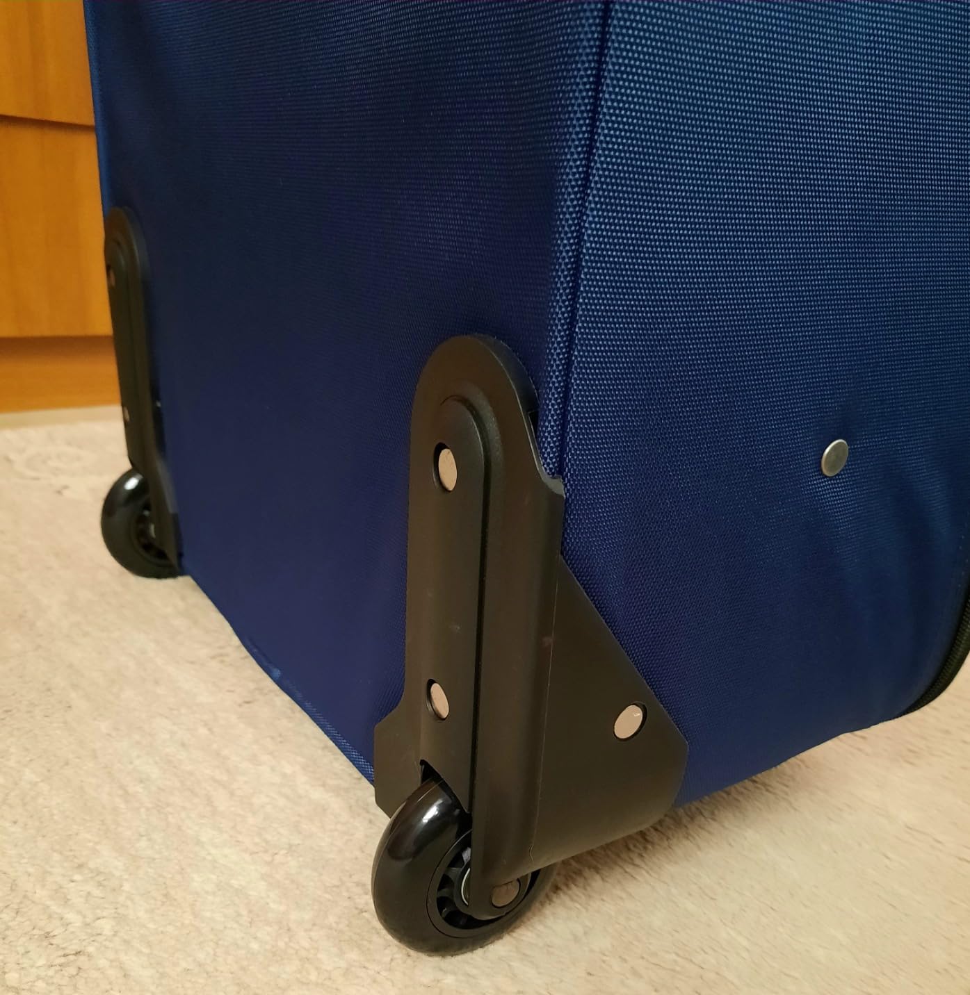 Amazon Basics set valigie espandibile blu scuro 2 pezzi