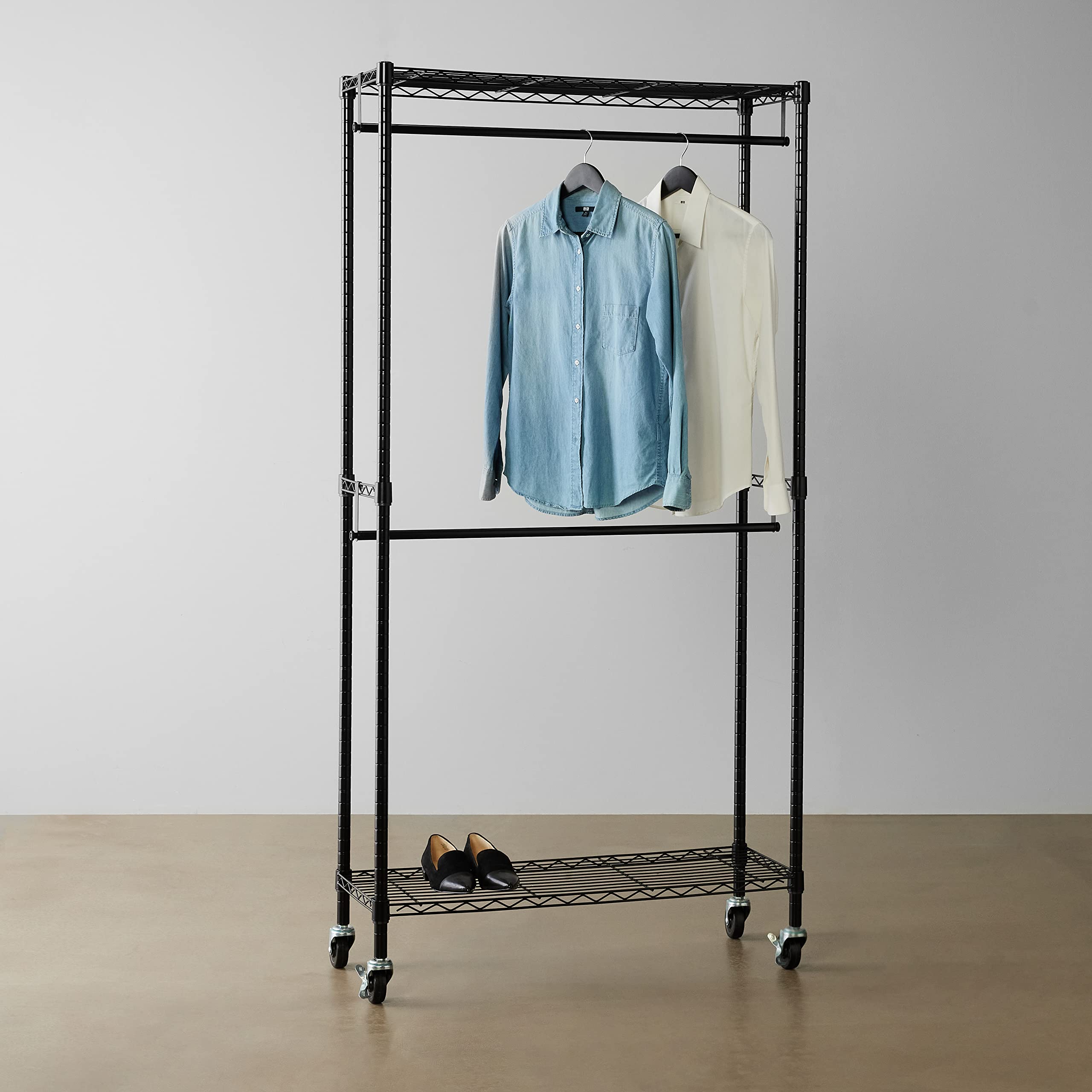 AmazonBasics Stand Appendiabiti Doppia Barra Nero con Rotelle