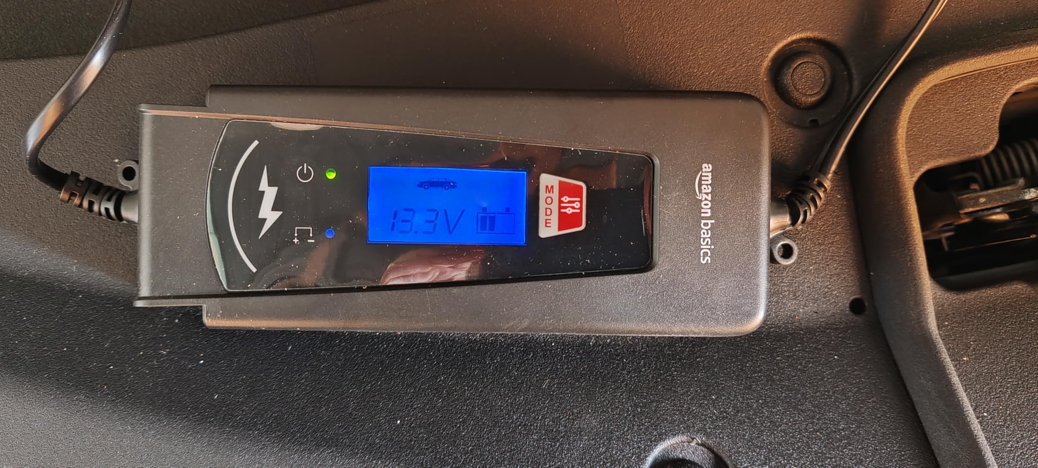 Amazon Basics Caricabatterie Auto 6V 12V 2A 4A Nero con Tester