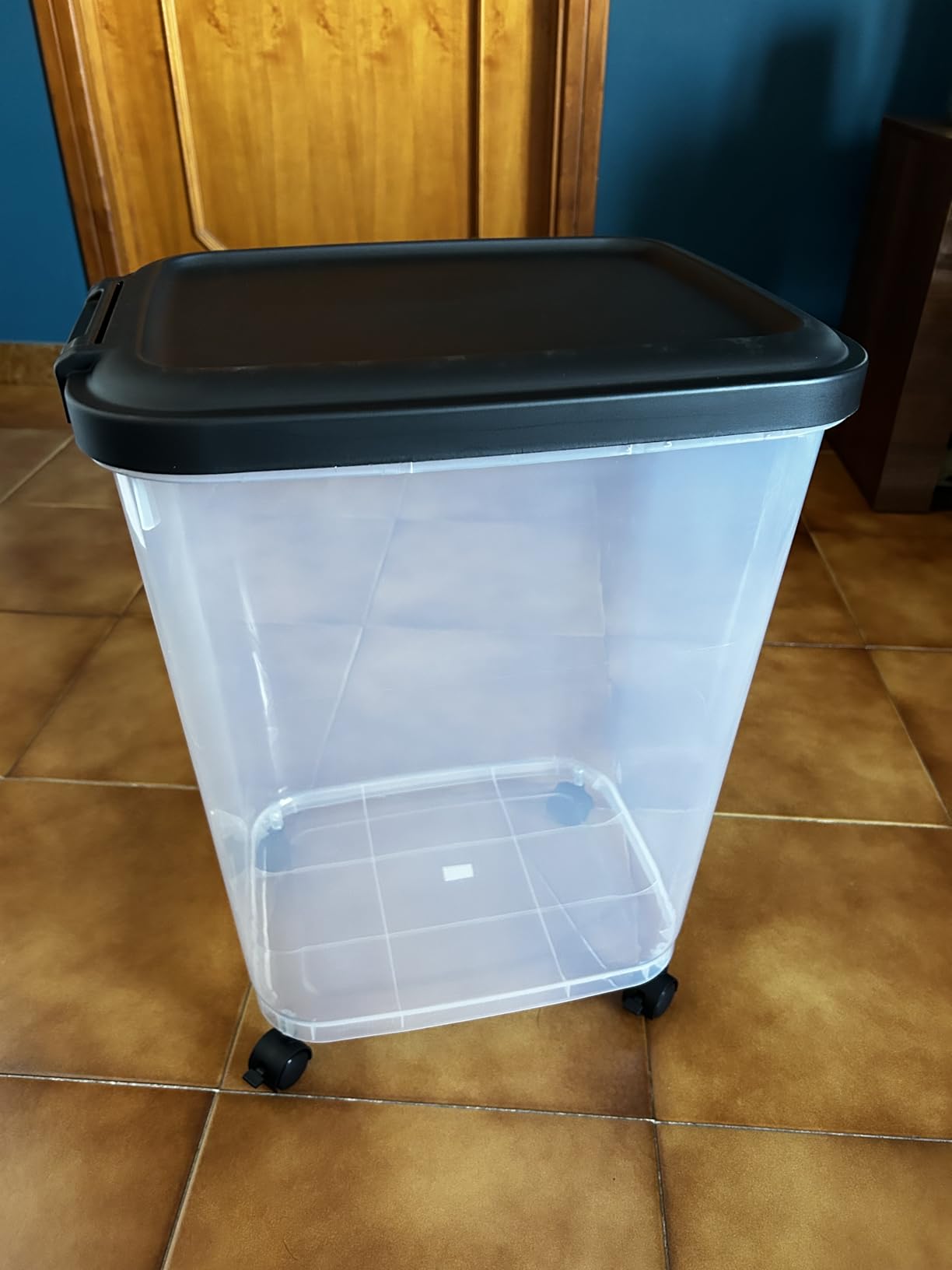 Amazon Basics Contenitori Cibo Animali 15,8+4,5 kg con Ruote