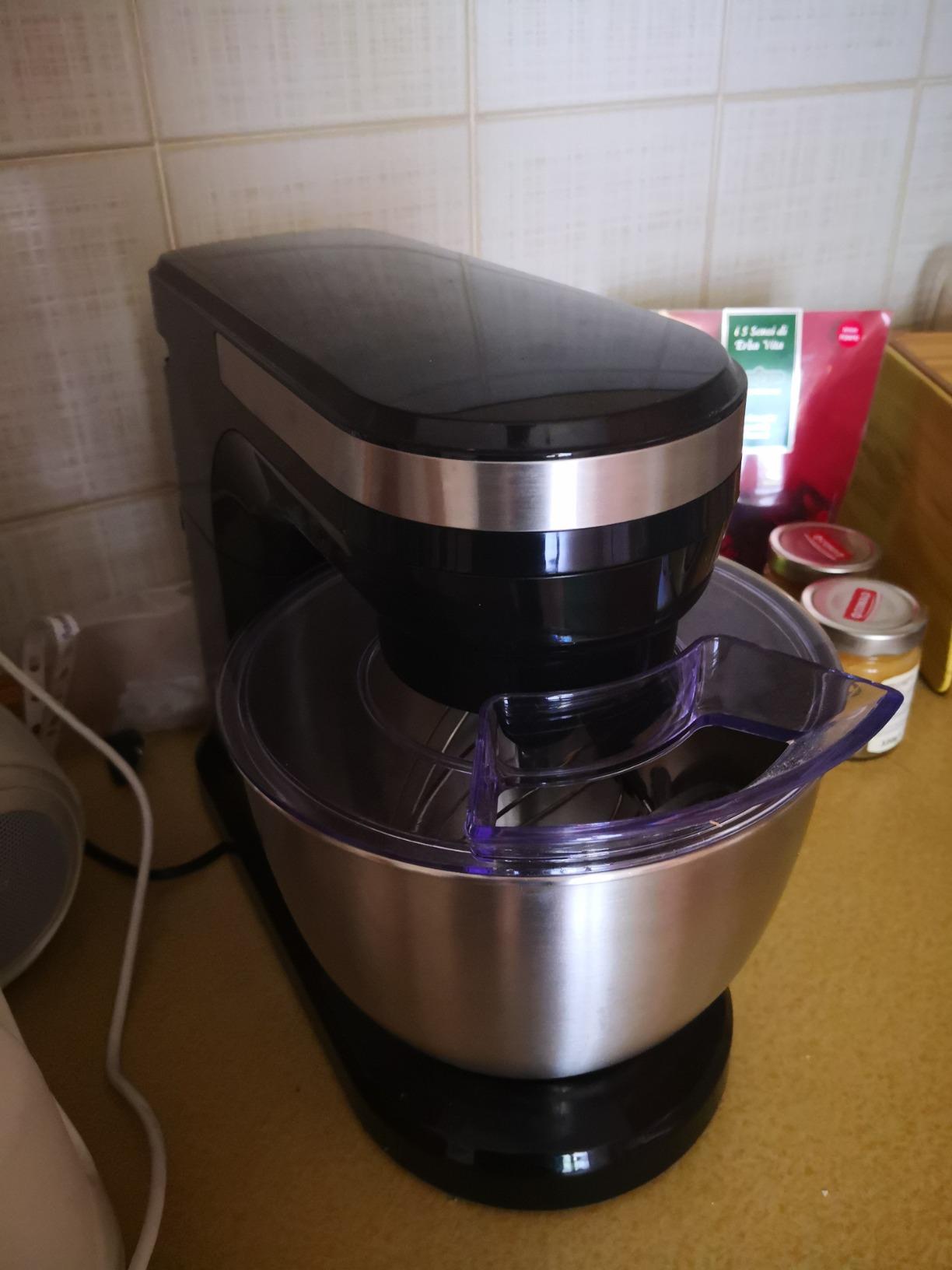 AmazonBasics Planetaria 800W 4,5 Litri con Frusta e Gancio