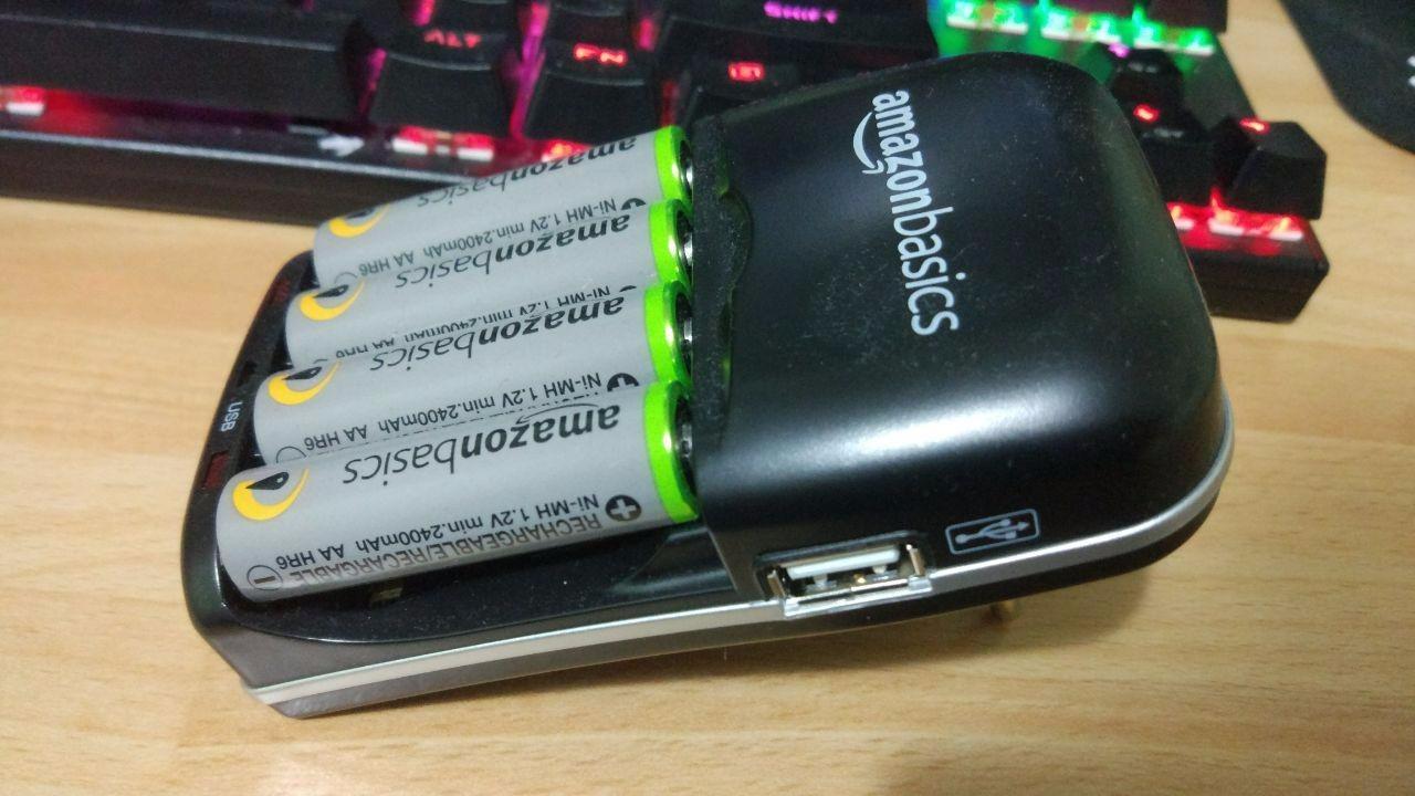 AmazonBasics Caricabatterie USB Ni-MH AA AAA nero