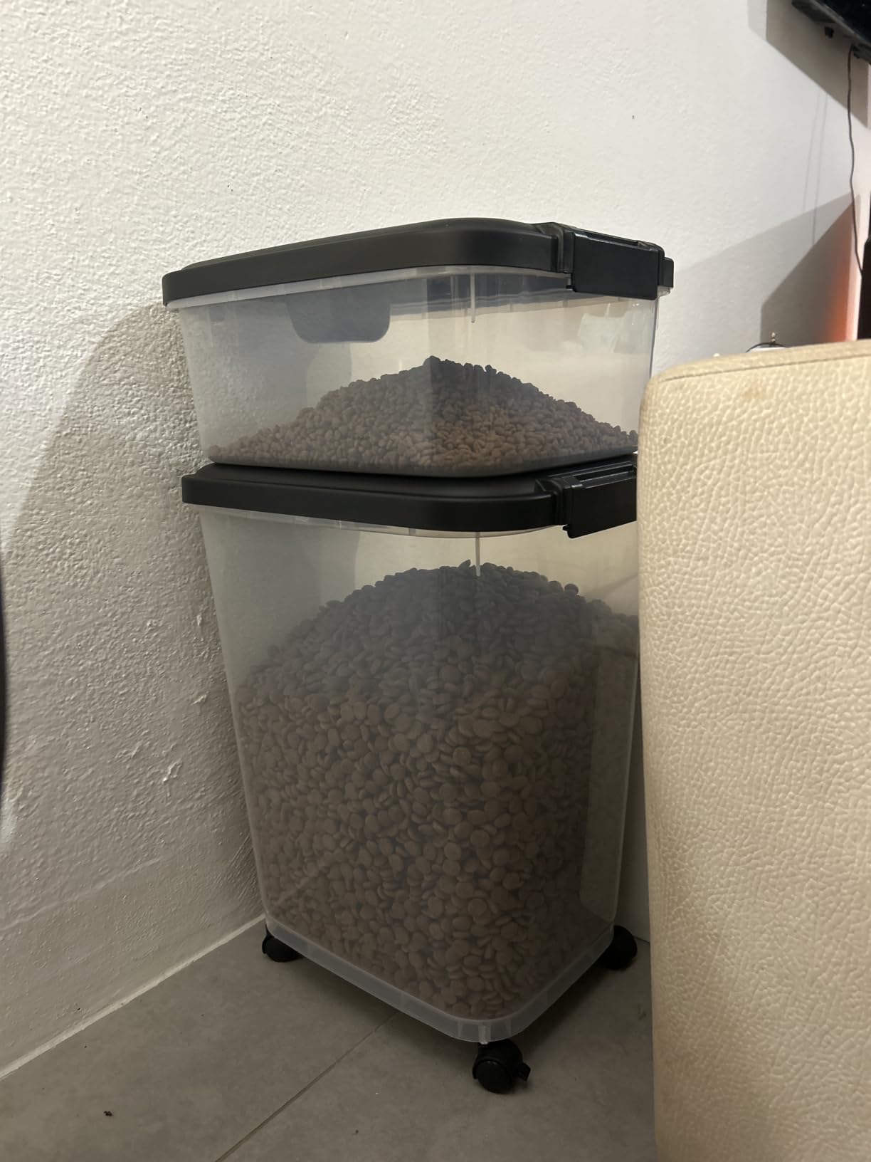 Amazon Basics Contenitori Cibo Animali 15,8+4,5 kg con Ruote
