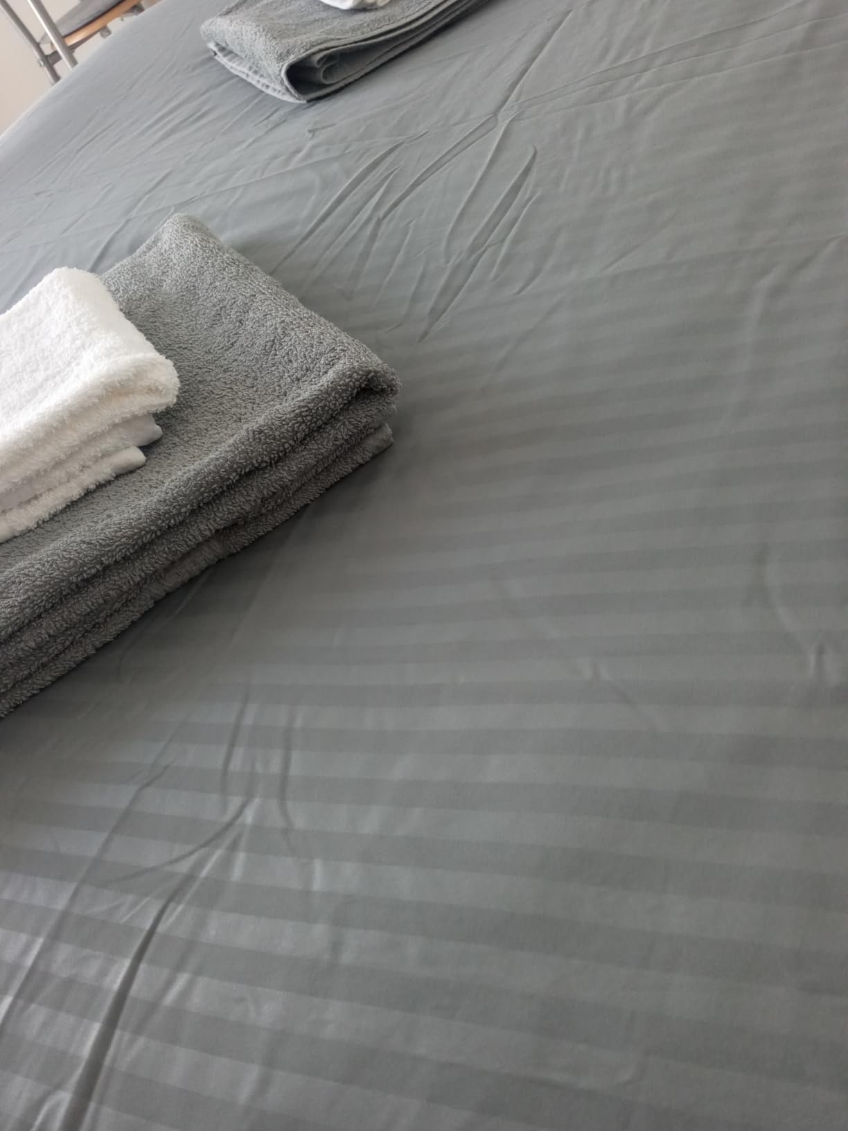 Amazon Basics Set Copripiumino Matrimoniale 3 Pezzi Grigio Scuro