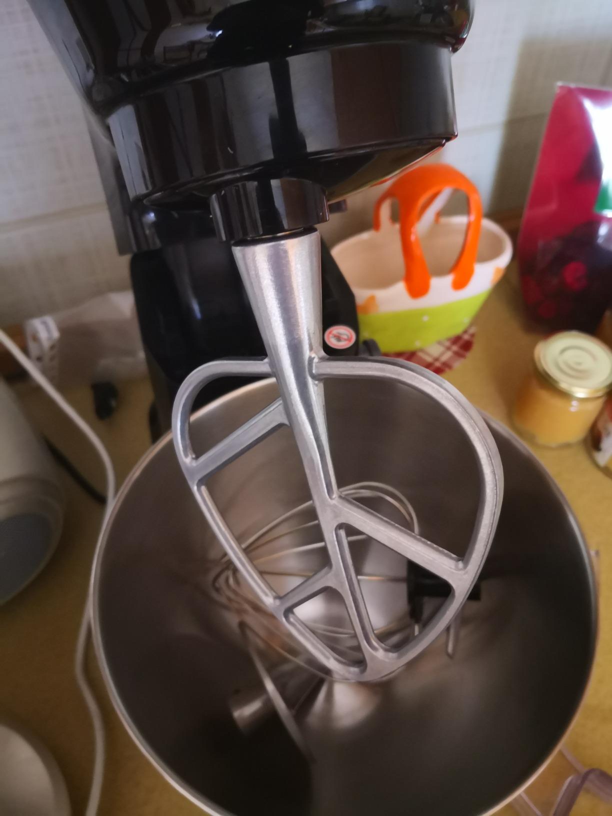 AmazonBasics Planetaria 800W 4,5 Litri con Frusta e Gancio