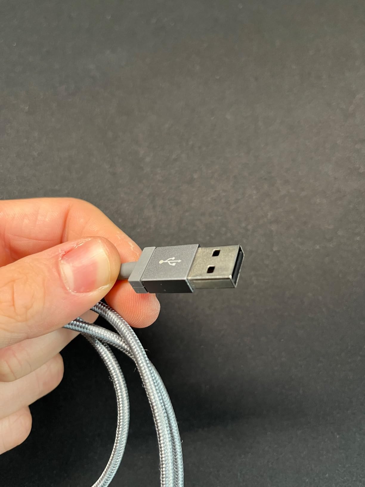 Amazon Basics Cavo Lightning USB-A 1,8 m Grigio Scuro Nylon
