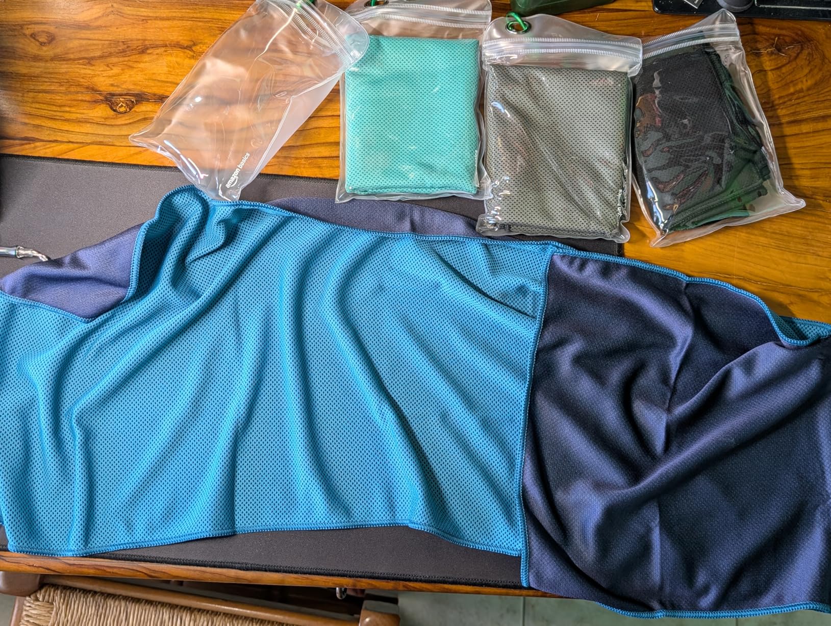 AmazonBasics Asciugamani Rinfrescanti Palestra x4 Colorati