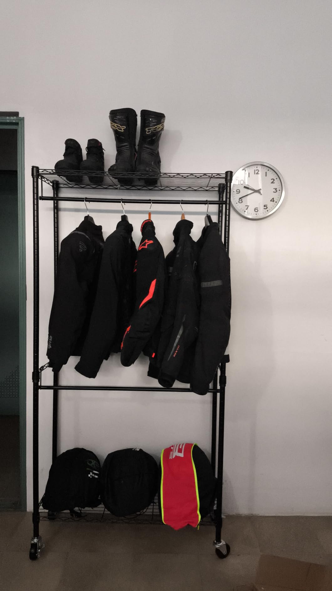 AmazonBasics Stand Appendiabiti Doppia Barra Nero con Rotelle