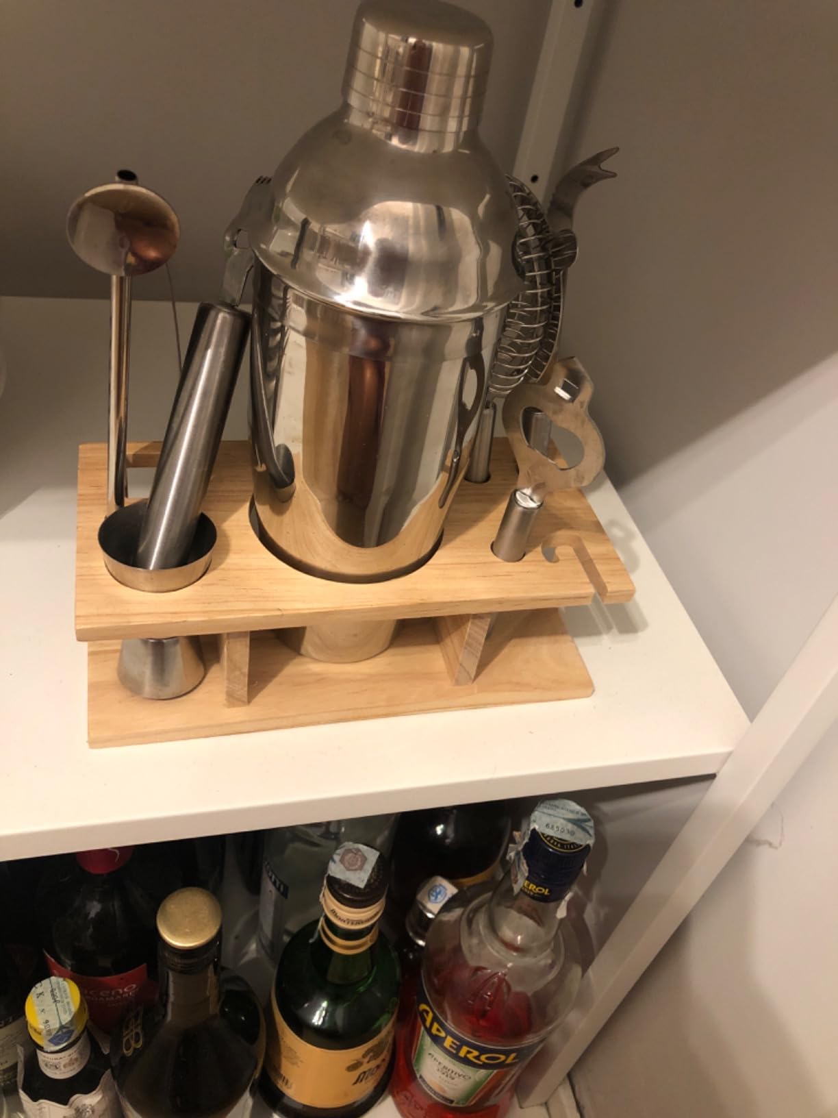 Amazon Basics set bar cocktail inox 10 pezzi con stand bambù