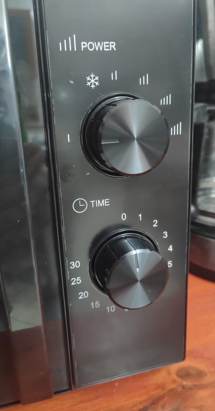 Amazon Basics Forno a Microonde 700W 20L Nero Scongelamento