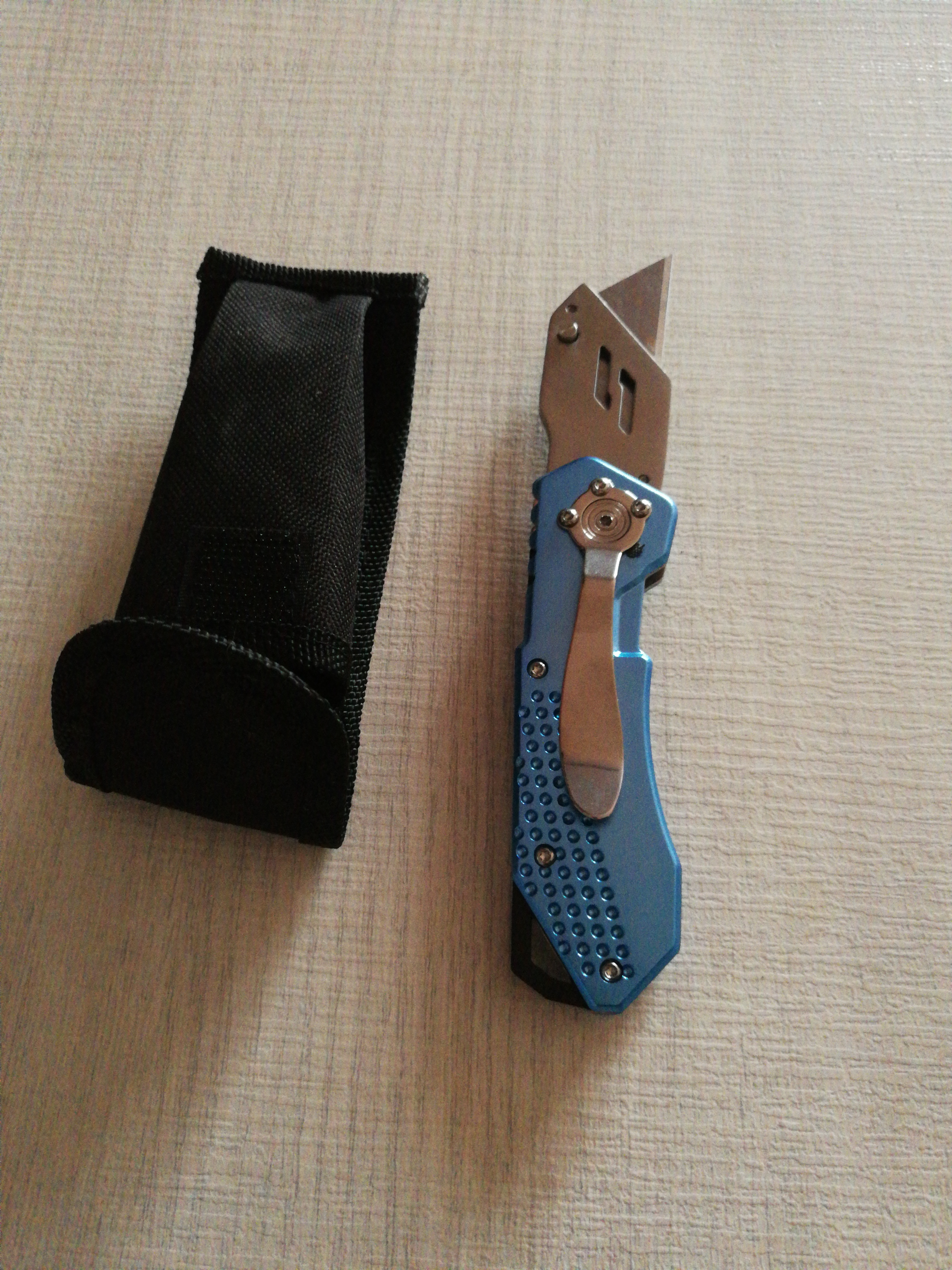 Amazon Basics Taglierino Pieghevole Alluminio con Custodia