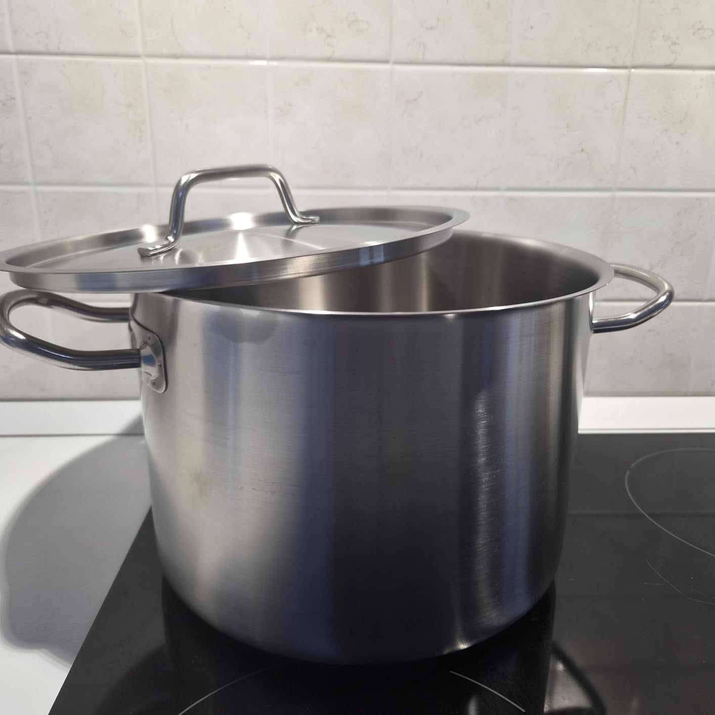 AmazonBasics Pentola Acciaio Inox 9,5 Litri con Coperchio