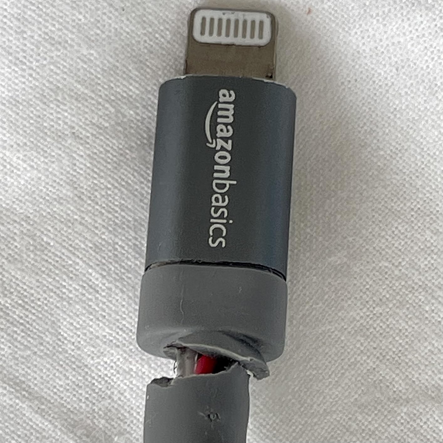 Amazon Basics Cavo Lightning USB-A 1,8 m Grigio Scuro Nylon