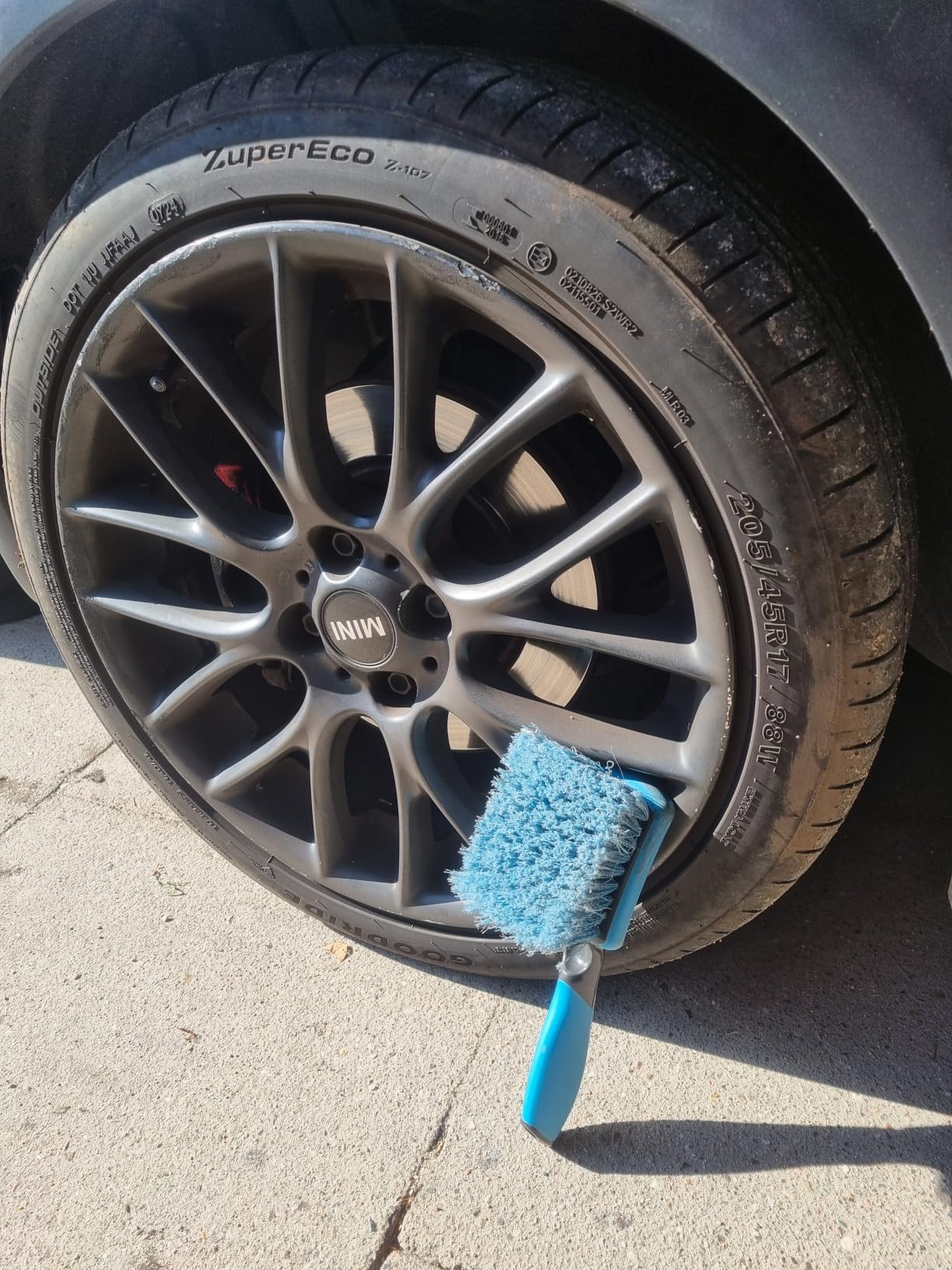 Amazon Basics Spazzola per Cerchioni Auto Blu Antigraffio