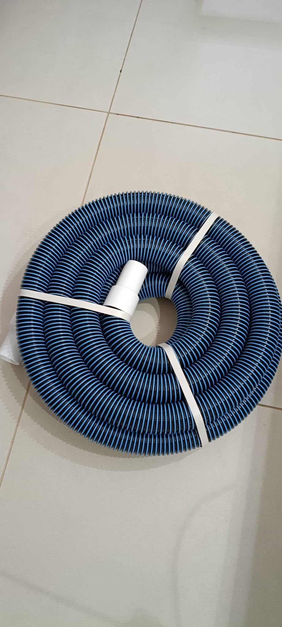 Amazon Basics Tubo Piscina 9,1 m Blu Antischiacciamento